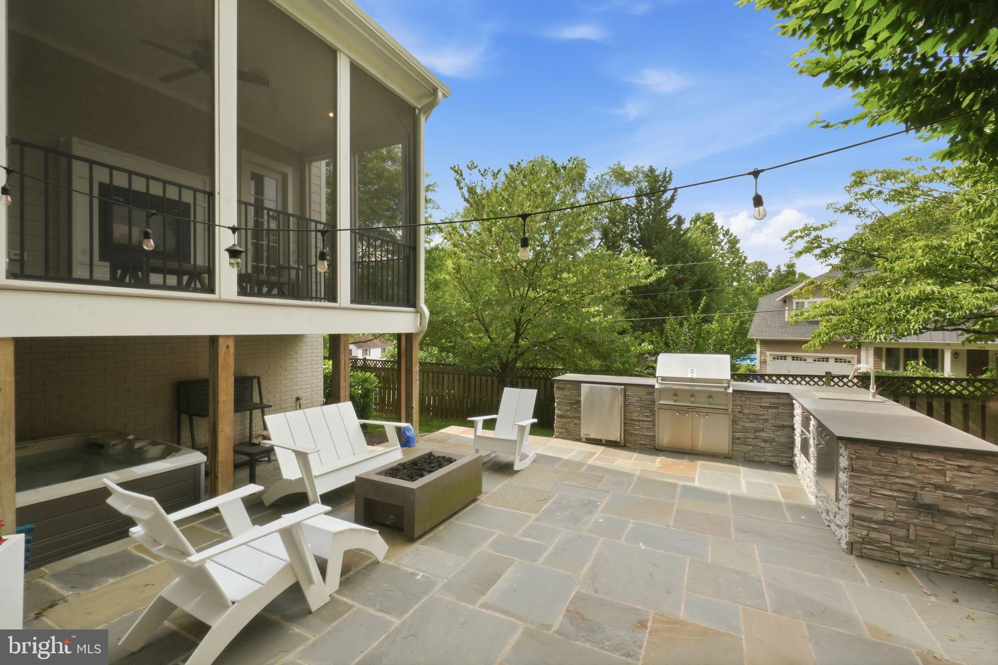 COUNTRY CLUB MANOR - Residential