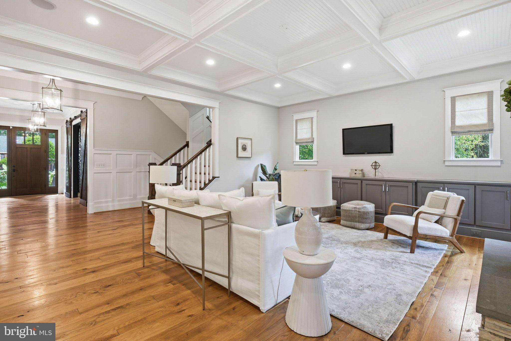 COUNTRY CLUB MANOR - Residential