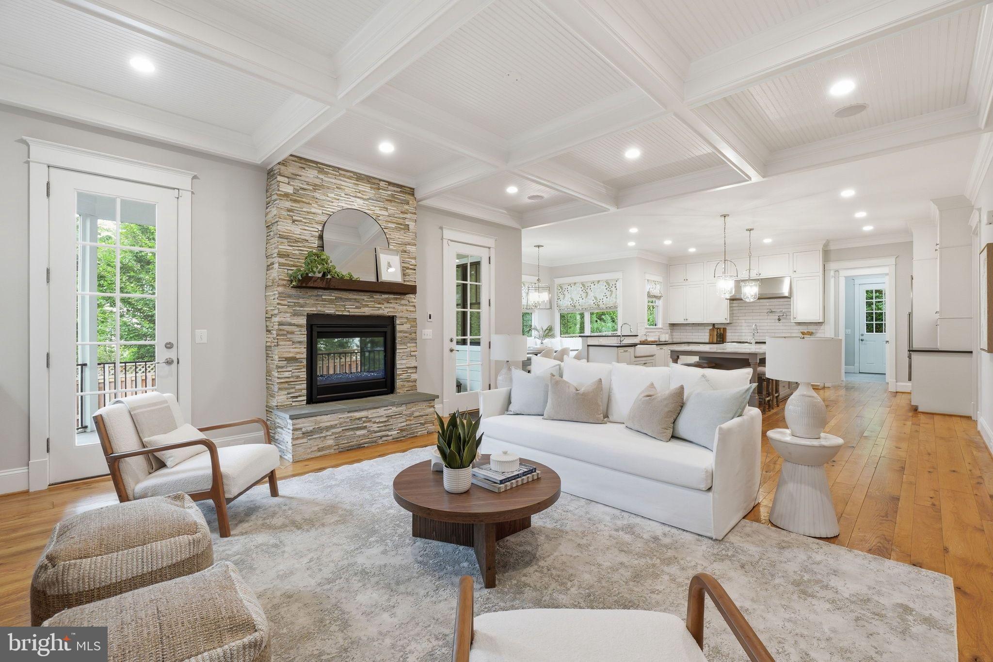 COUNTRY CLUB MANOR - Residential