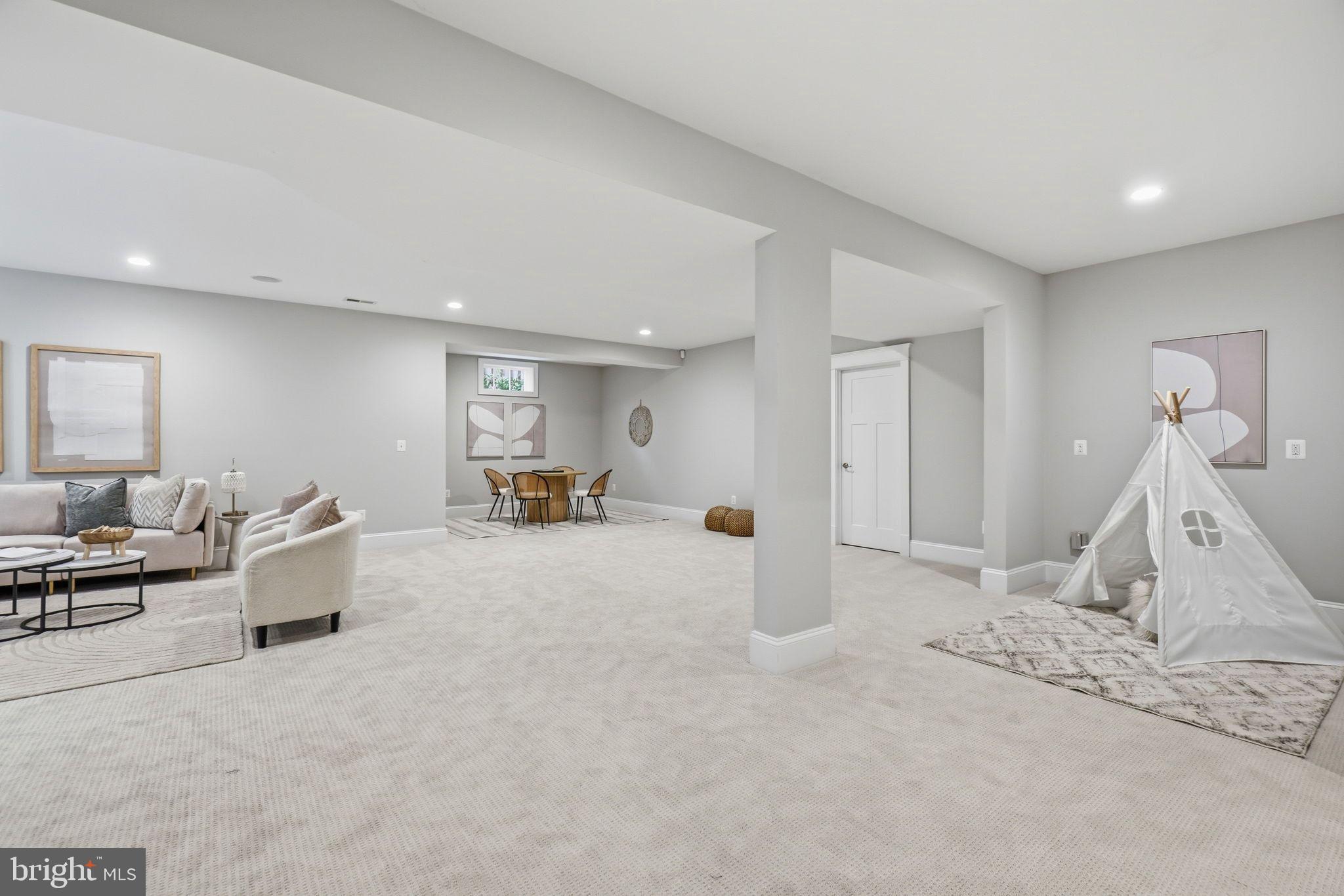 COUNTRY CLUB MANOR - Residential