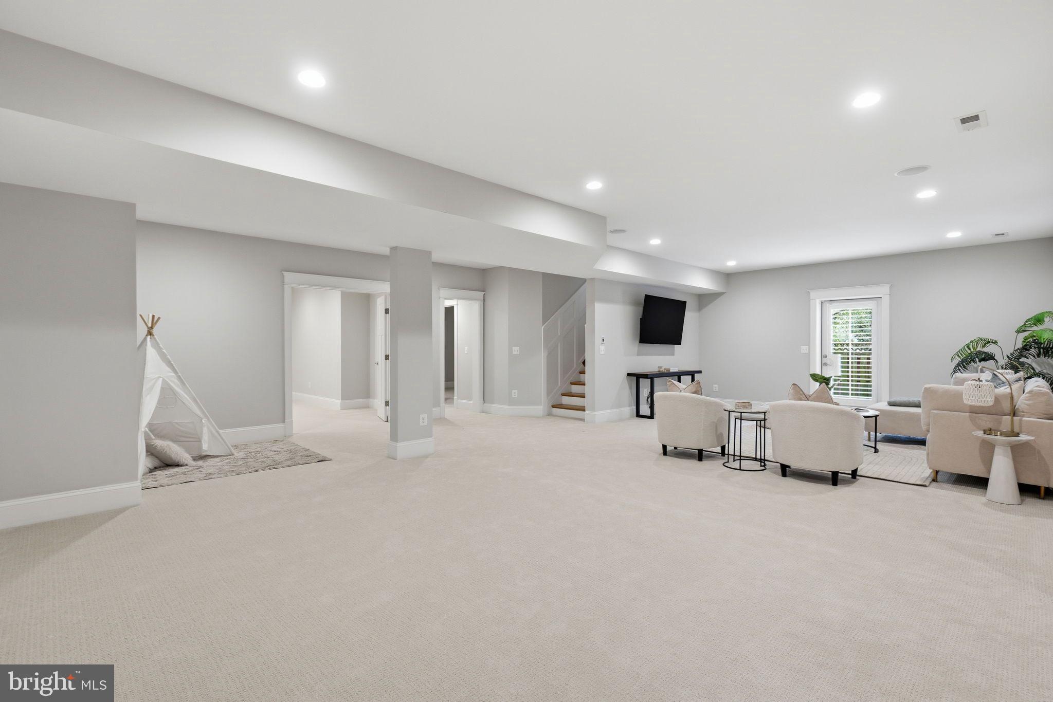 COUNTRY CLUB MANOR - Residential