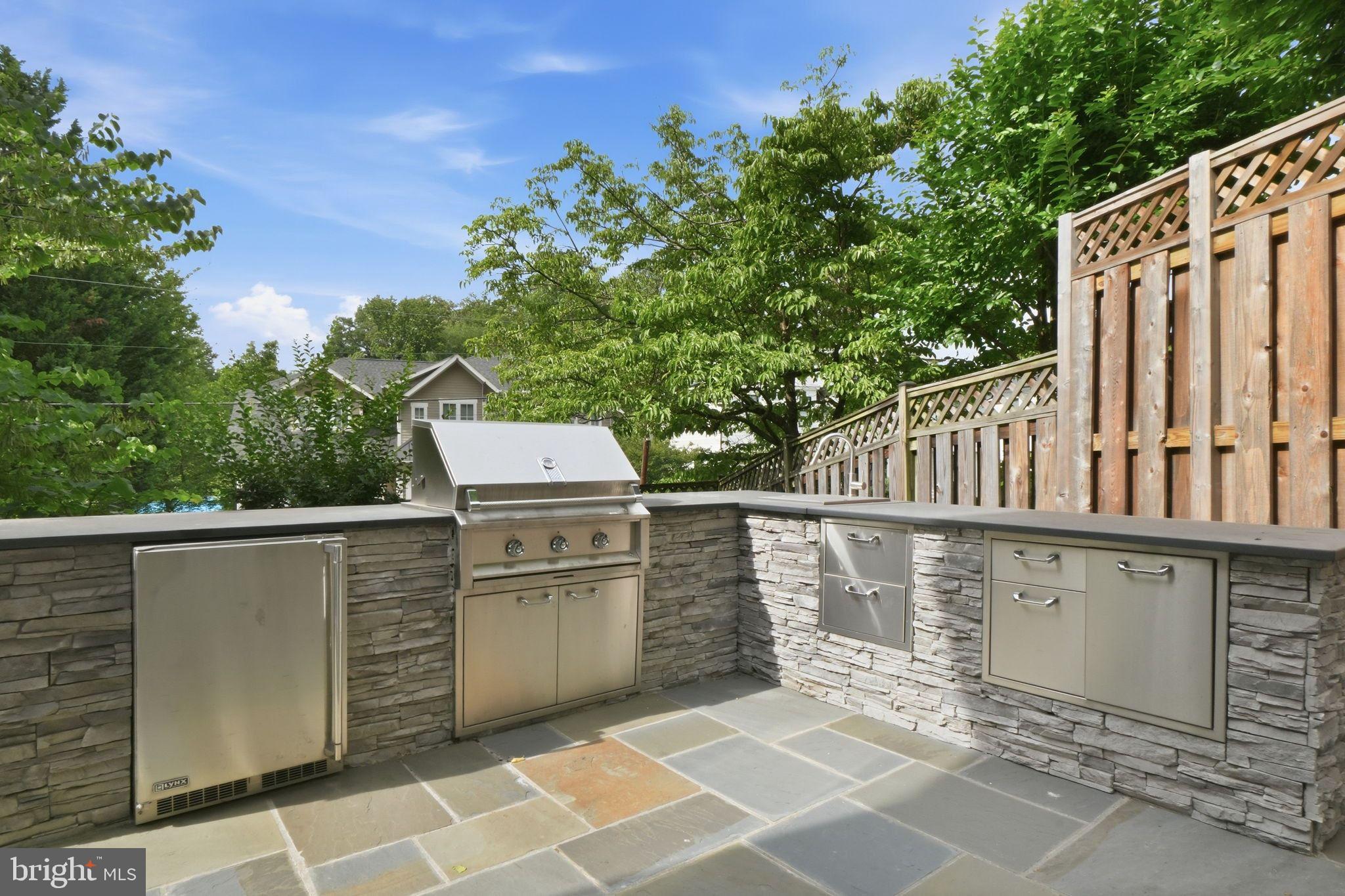 COUNTRY CLUB MANOR - Residential