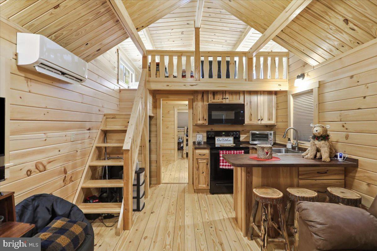 HIDDEN HOLLOWS - Residential