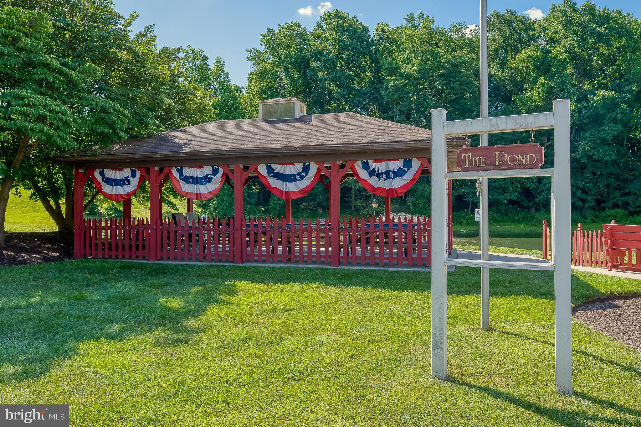 THE POND - Residential