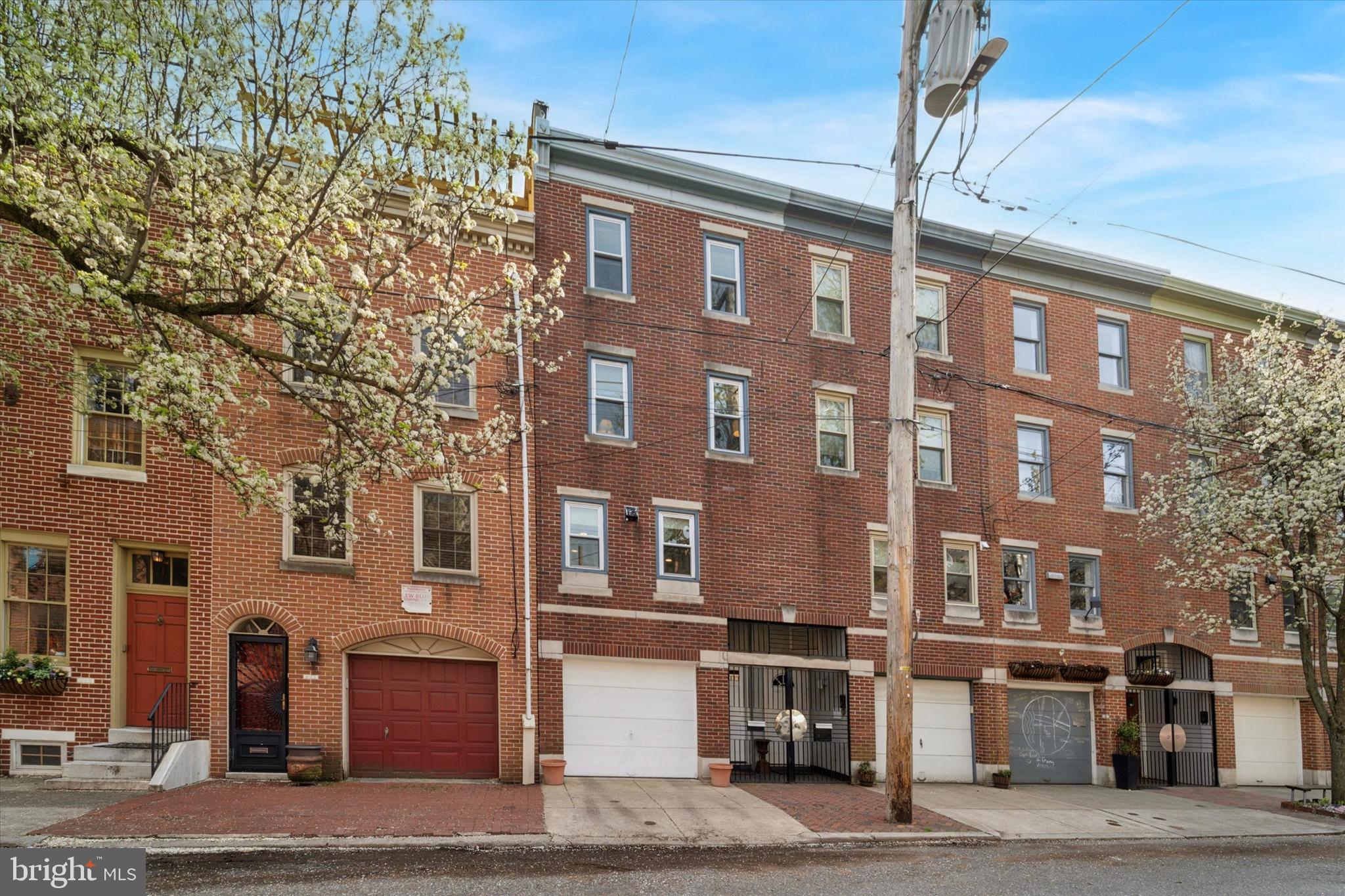 QUEEN VILLAGE - Residential
