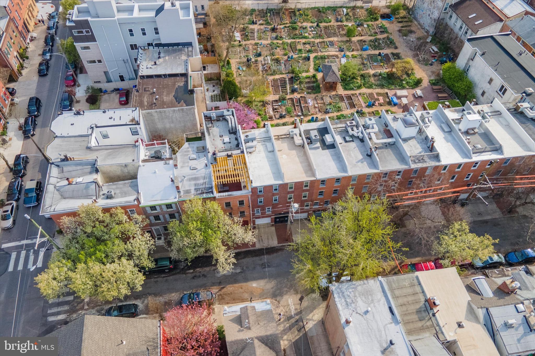 QUEEN VILLAGE - Residential