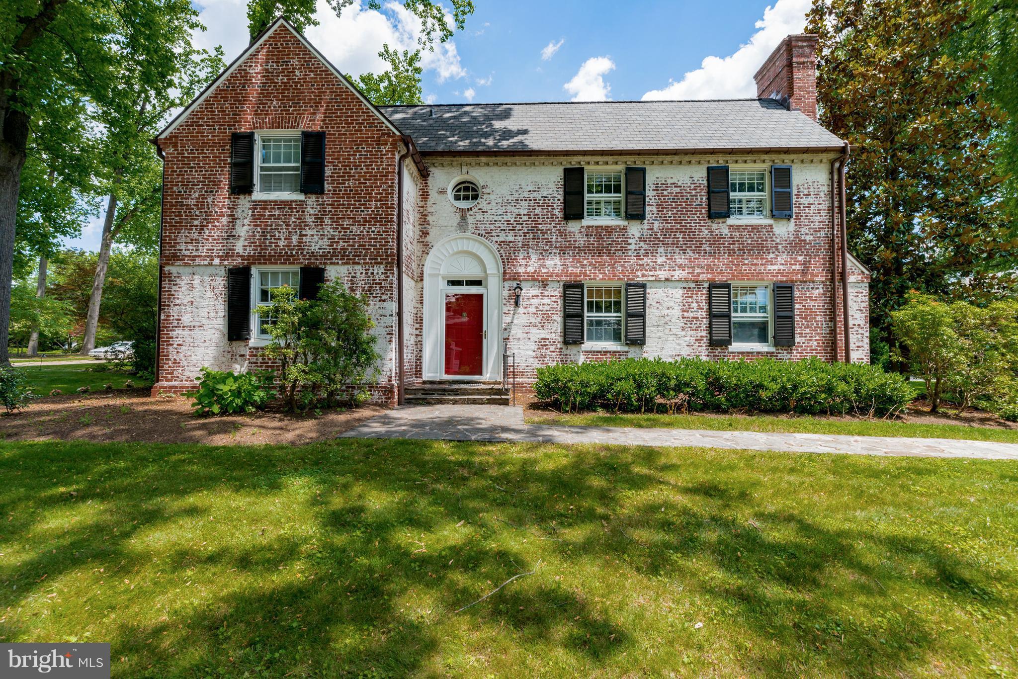 This wonderful white washed brick colonial is in pristine condition. Renovated to respect the classic architectural details & style of the home while enhancing its functionality w/ modern amenities. Featuring a gorgeous gourmet kit. w/ marble counters & family room combination, beautifully updated baths, finished LL w/ a large playroom, including an indoor swing all sitting on a quiet corner lot!