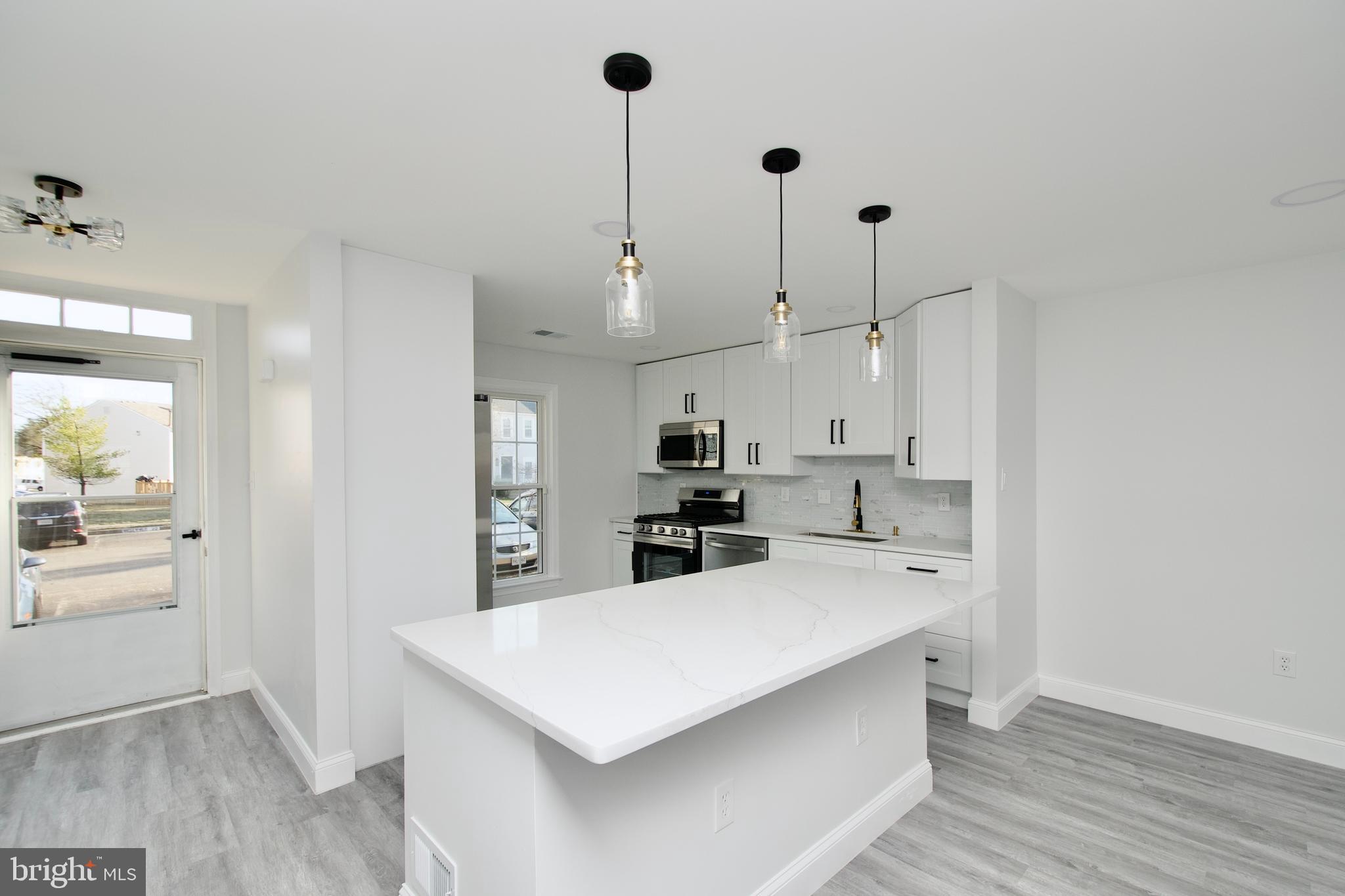 SARATOGA TOWNHOUSES - Residential