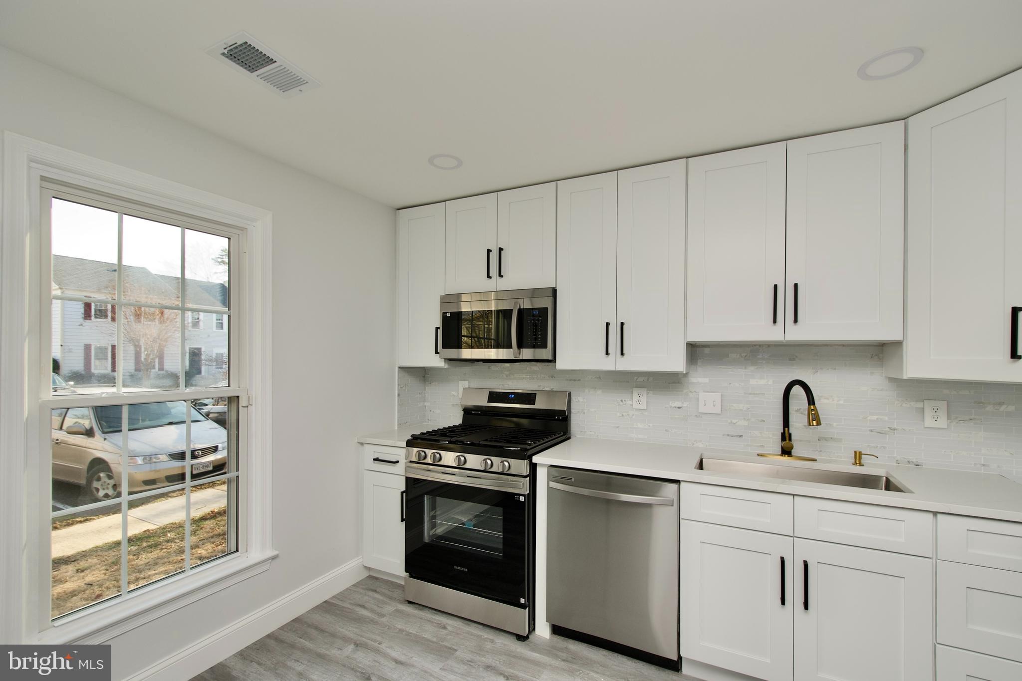 SARATOGA TOWNHOUSES - Residential