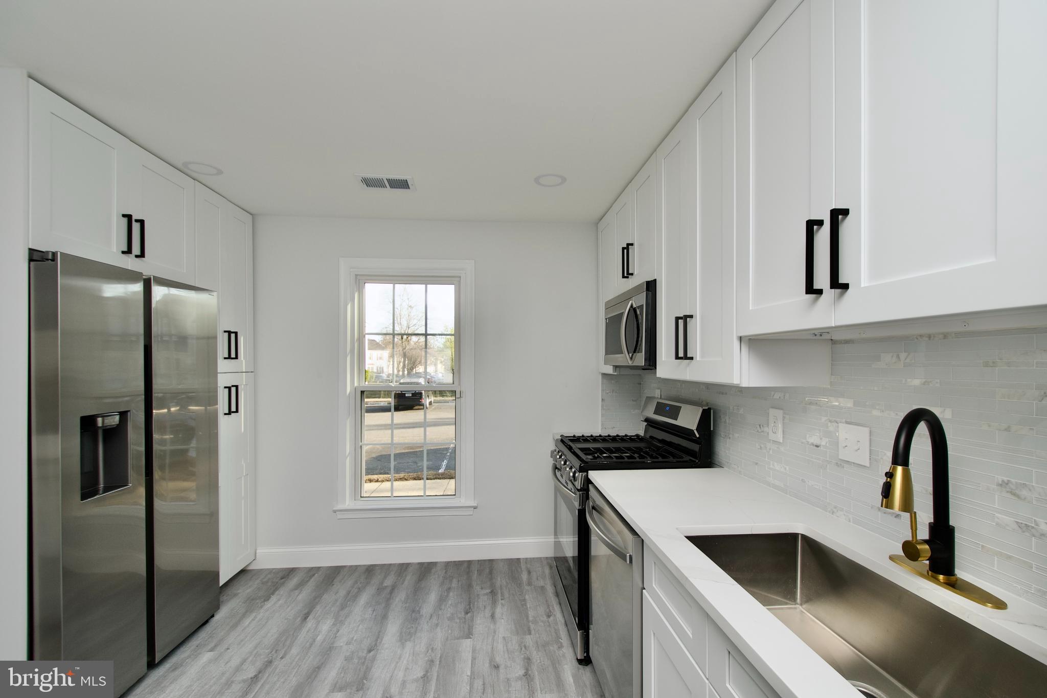 SARATOGA TOWNHOUSES - Residential
