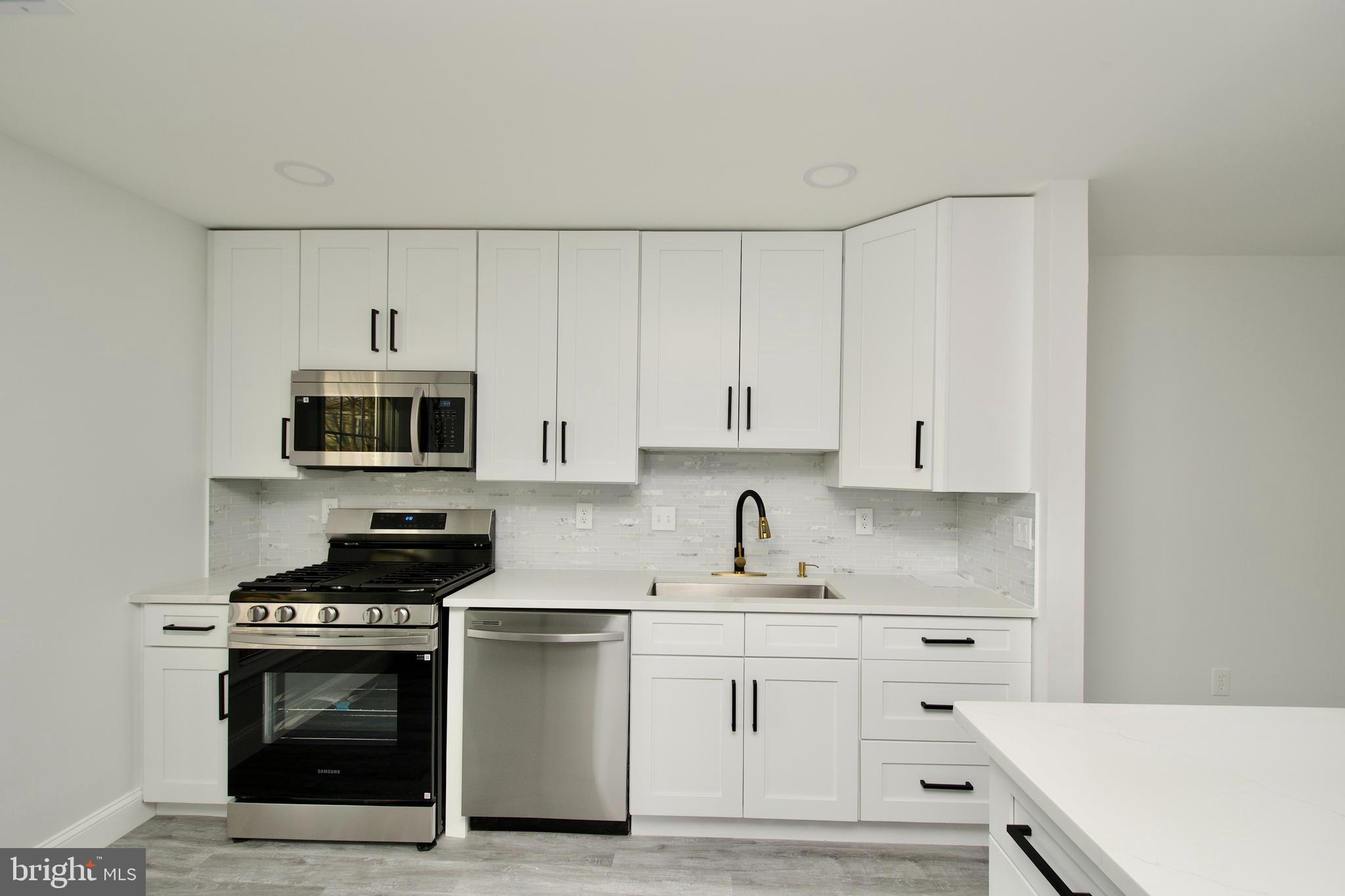 SARATOGA TOWNHOUSES - Residential
