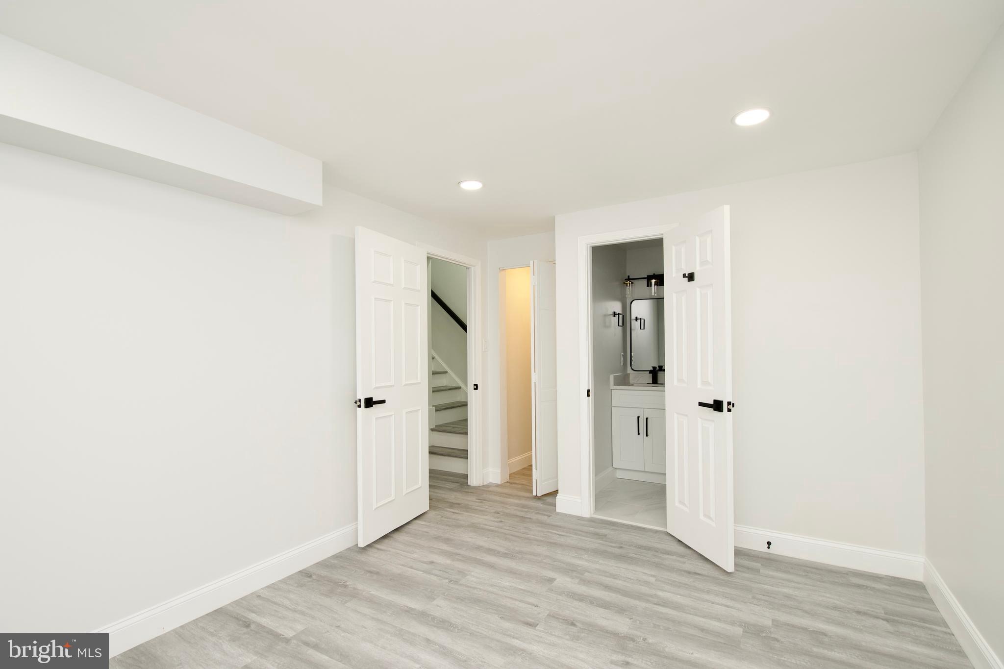 SARATOGA TOWNHOUSES - Residential