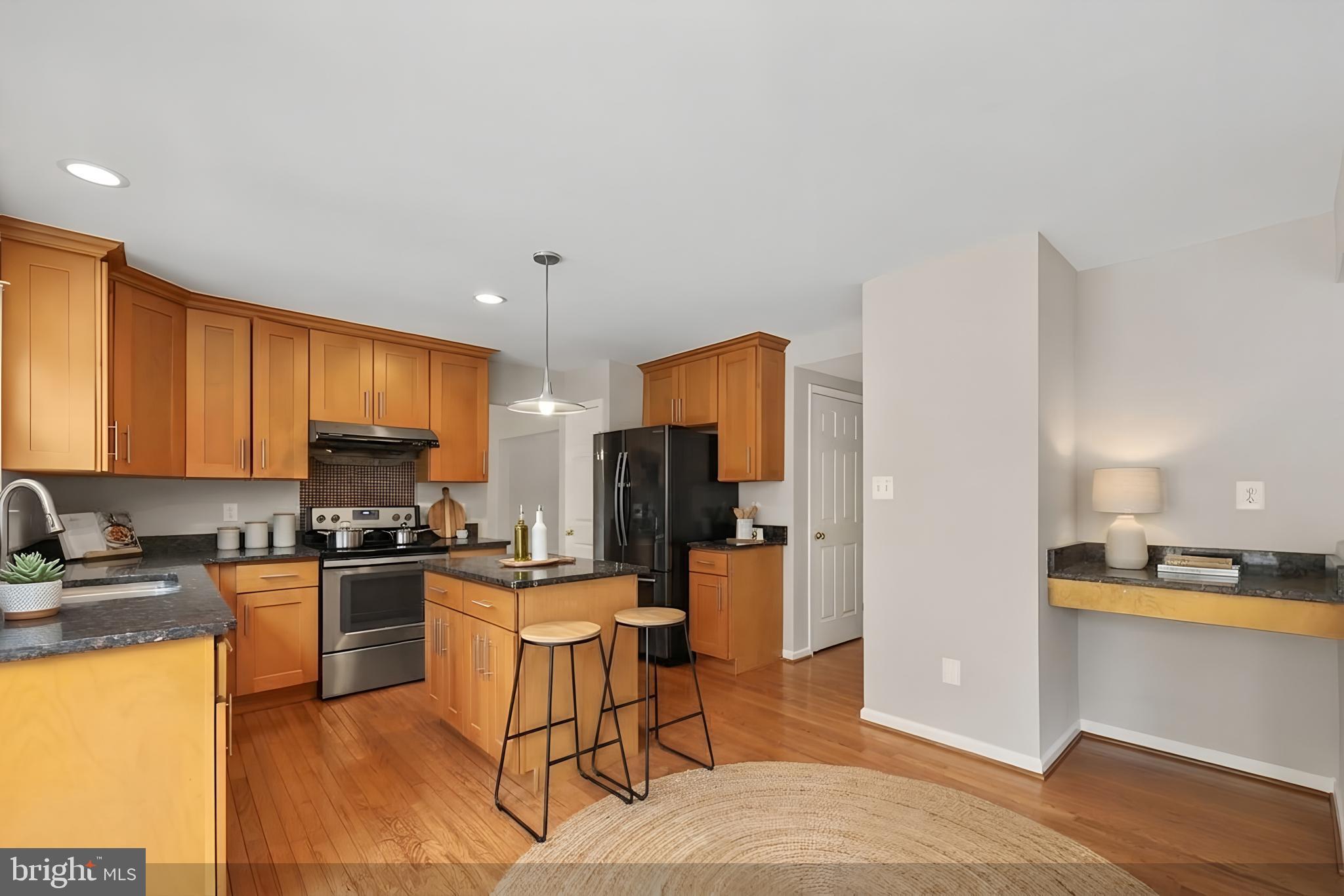 FOUR SEASONS - Residential