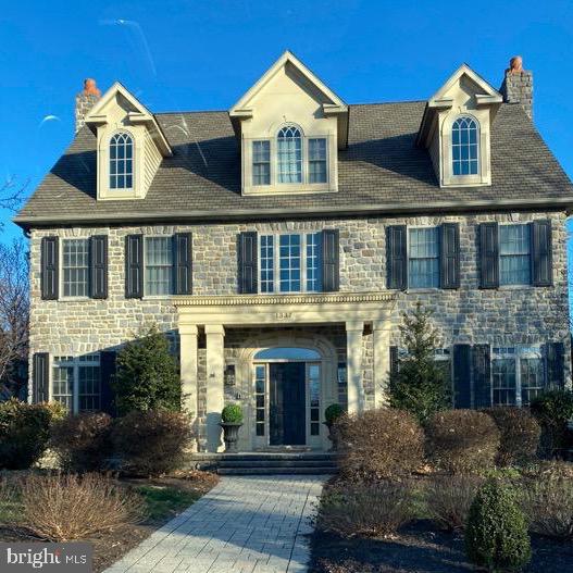An absolutely stunning home with many upscale amenities for the discriminating buyer.