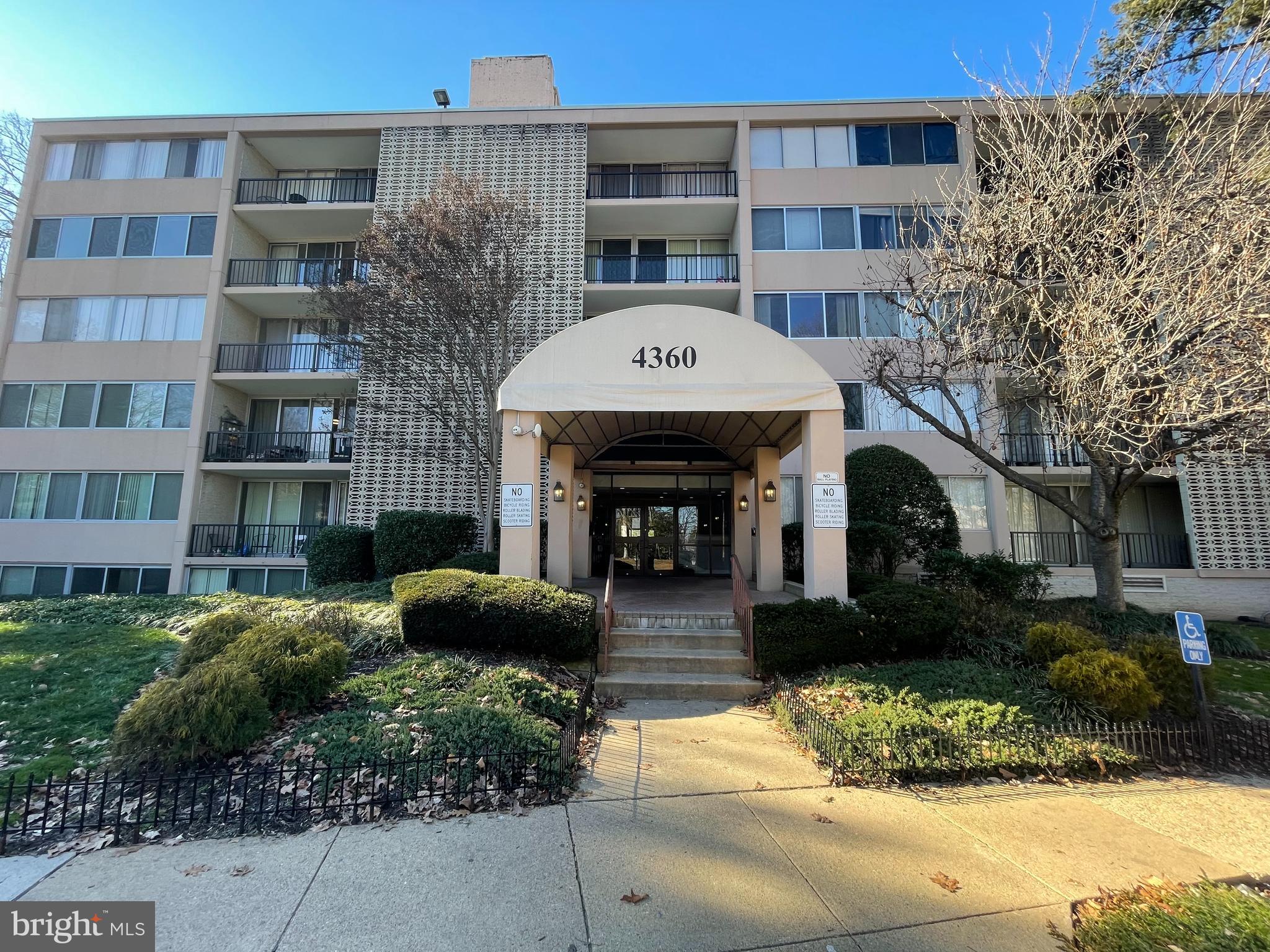 One of the best locations in Annandale! It is located right there when you exit 495. It has a large and ample parking space, and the spacious and open living room is in perfect harmony with the large and spacious terrace. Recently upgraded floors, kitchen and bathroom. Granite countertops and center islands will make life in the kitchen pleasant. The wide and long sliding door lets the sunlight coming through the large window make the house bright and cozy. Owners require a minimum credit score of 680 or higher. Income is allowed for two people combined. Pets are not allowed.
