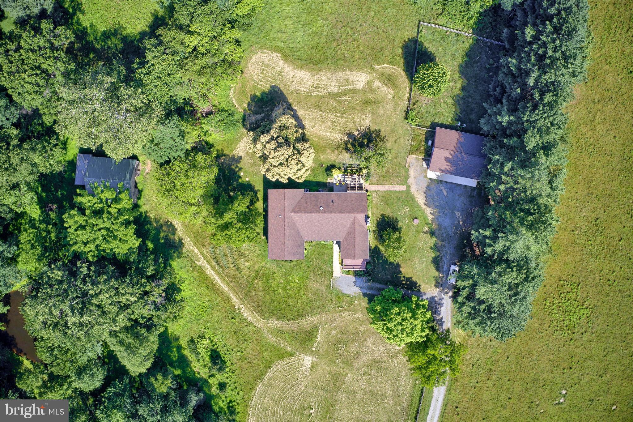 BETWEEN HILLS - Residential