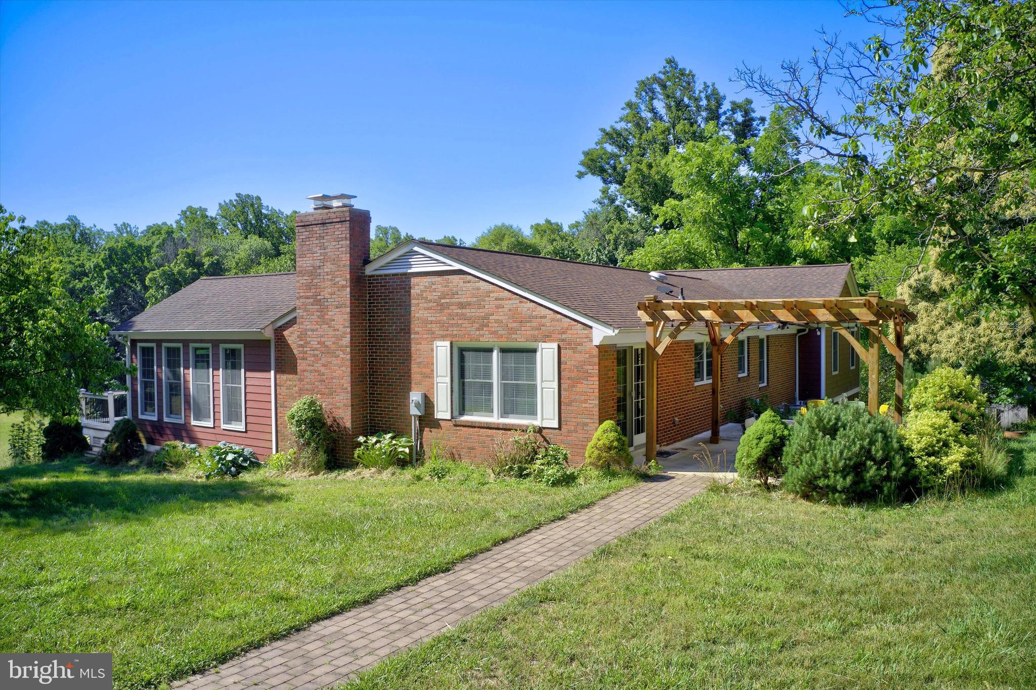 BETWEEN HILLS - Residential