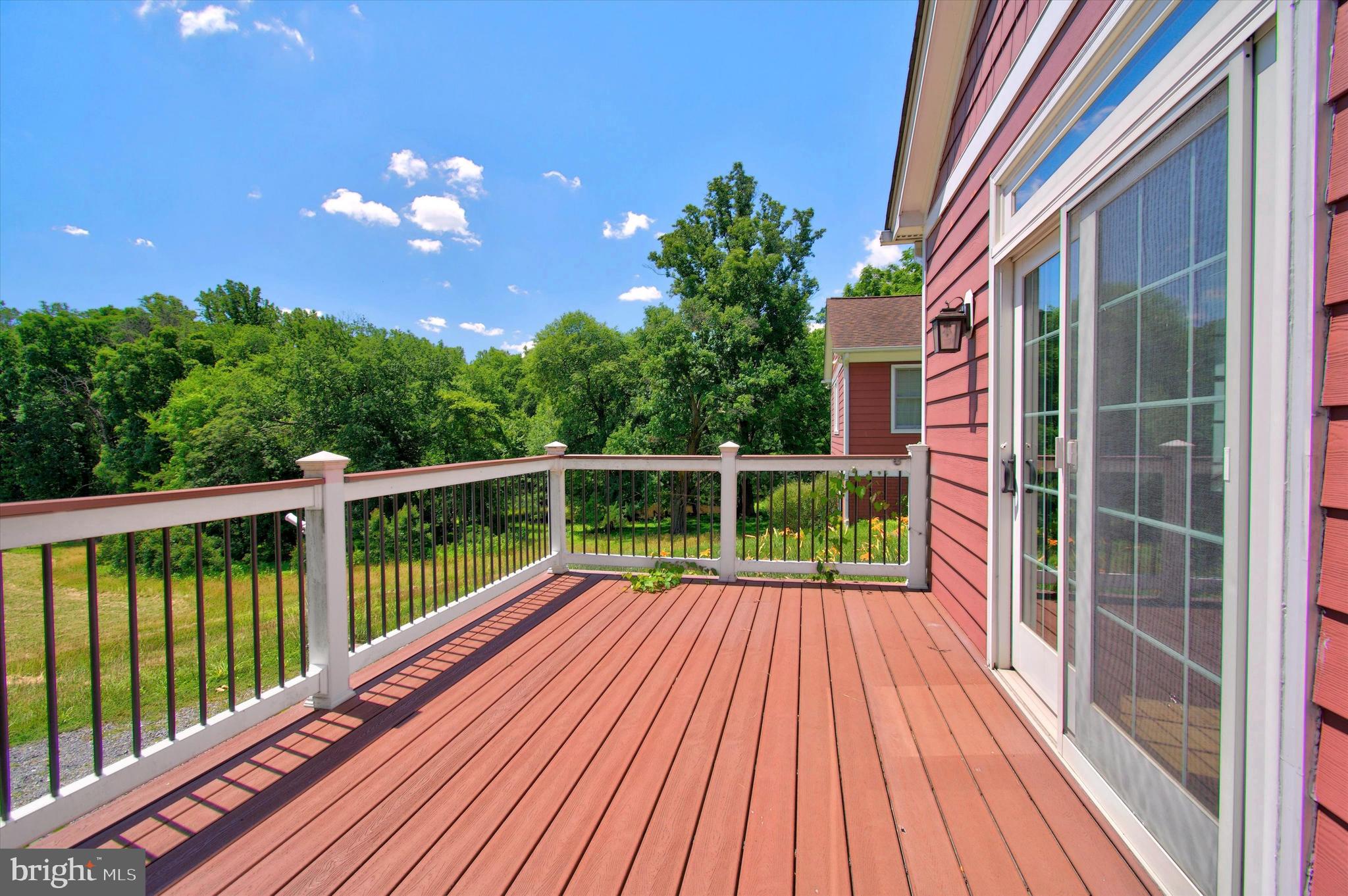 BETWEEN HILLS - Residential