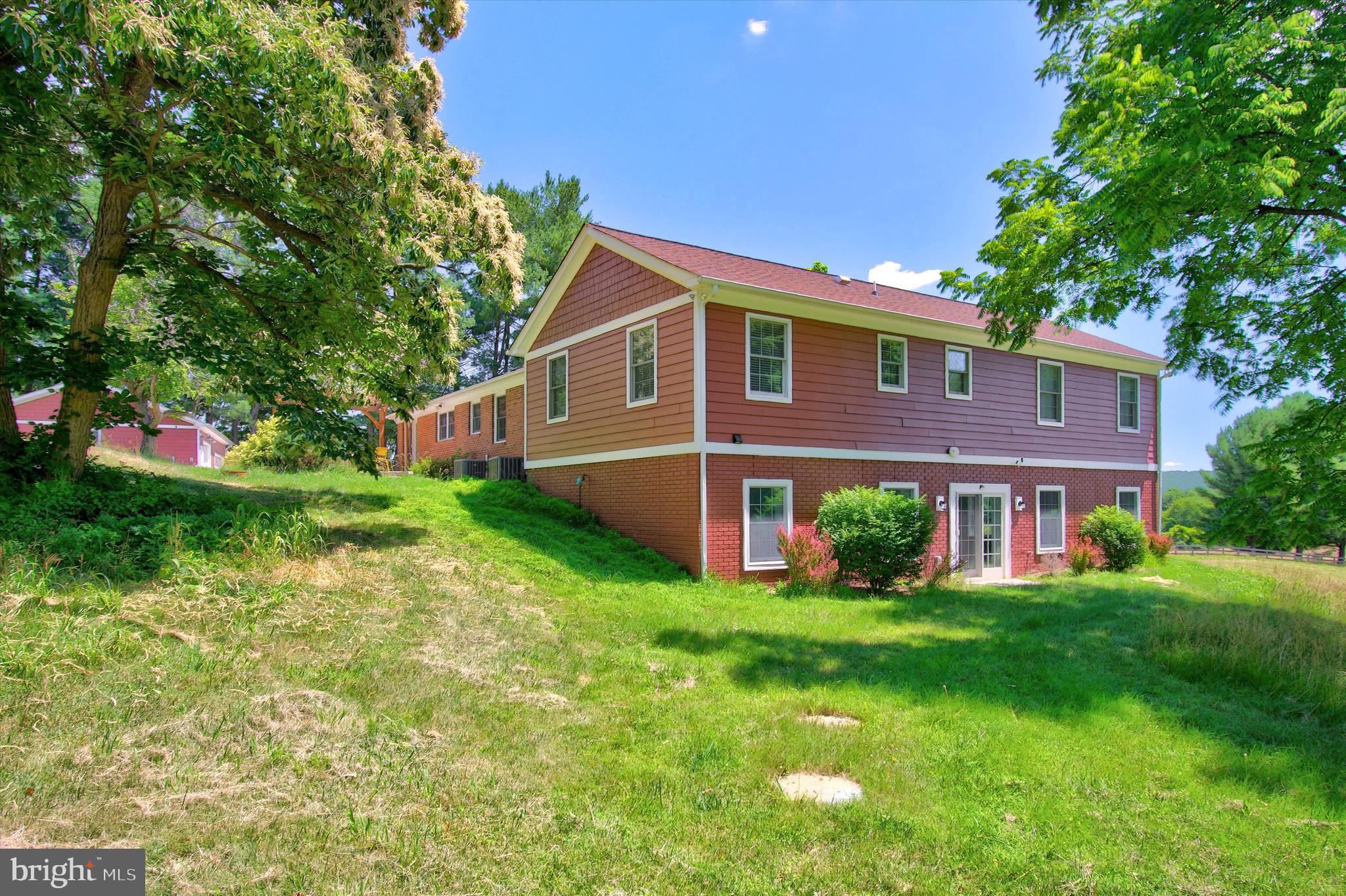 BETWEEN HILLS - Residential