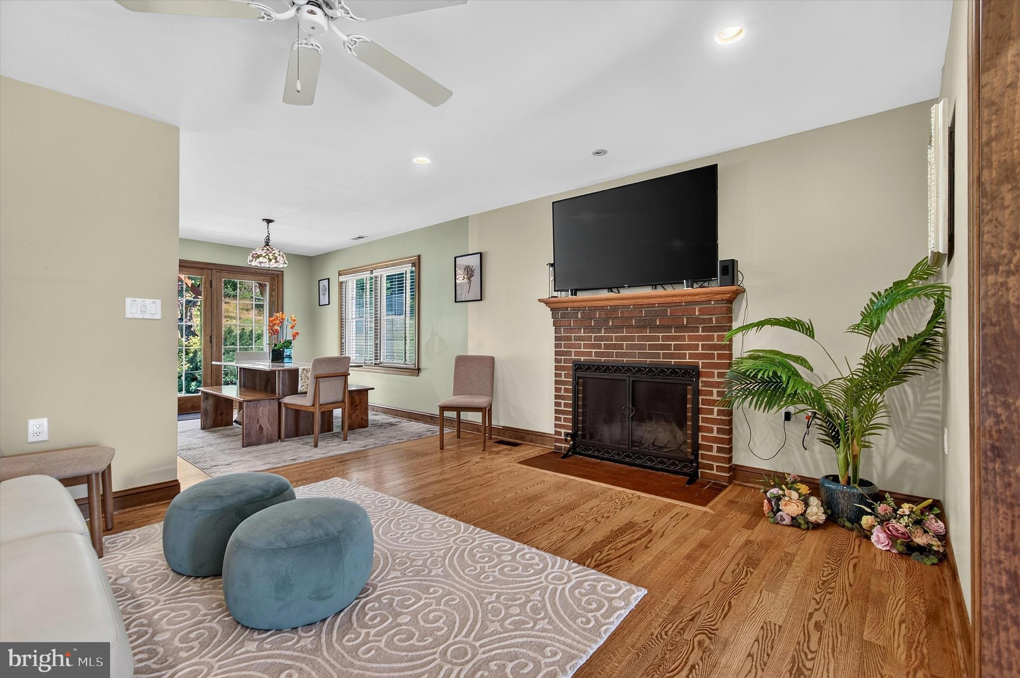 BETWEEN HILLS - Residential