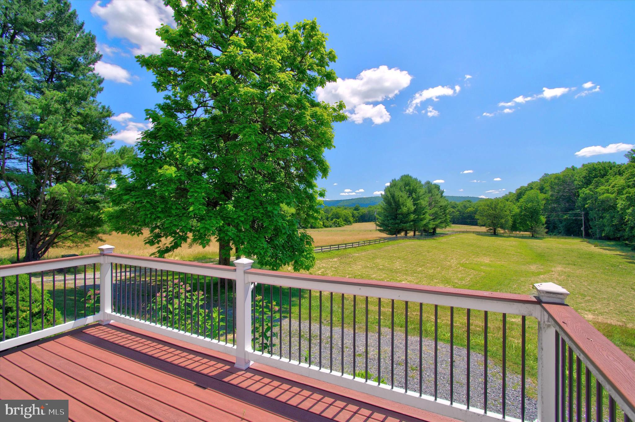 BETWEEN HILLS - Residential