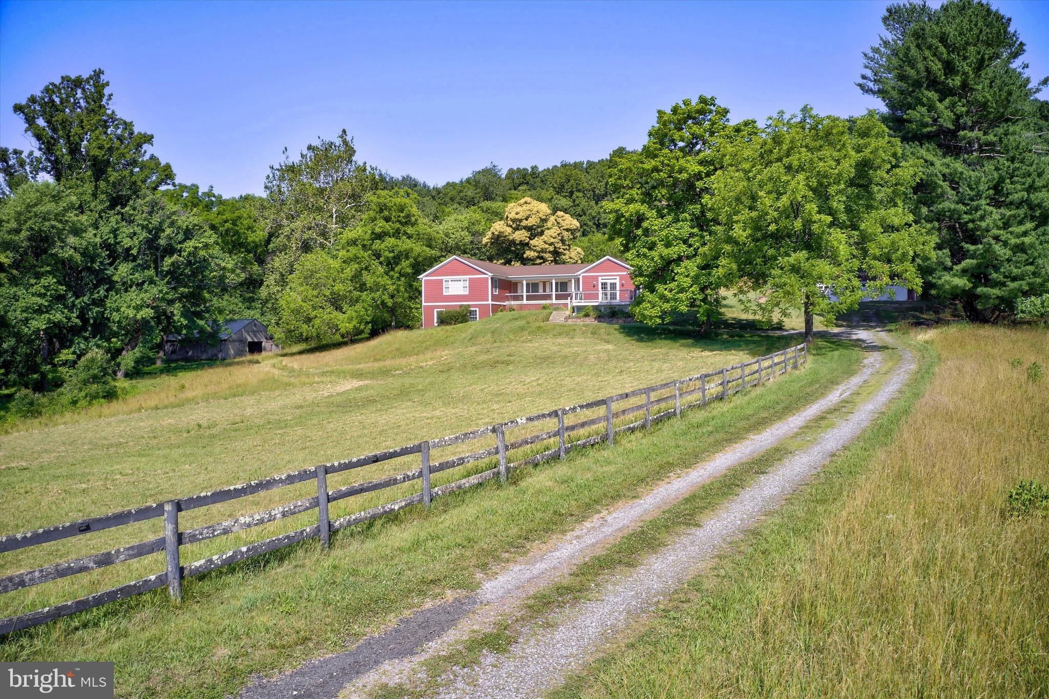 BETWEEN HILLS - Residential