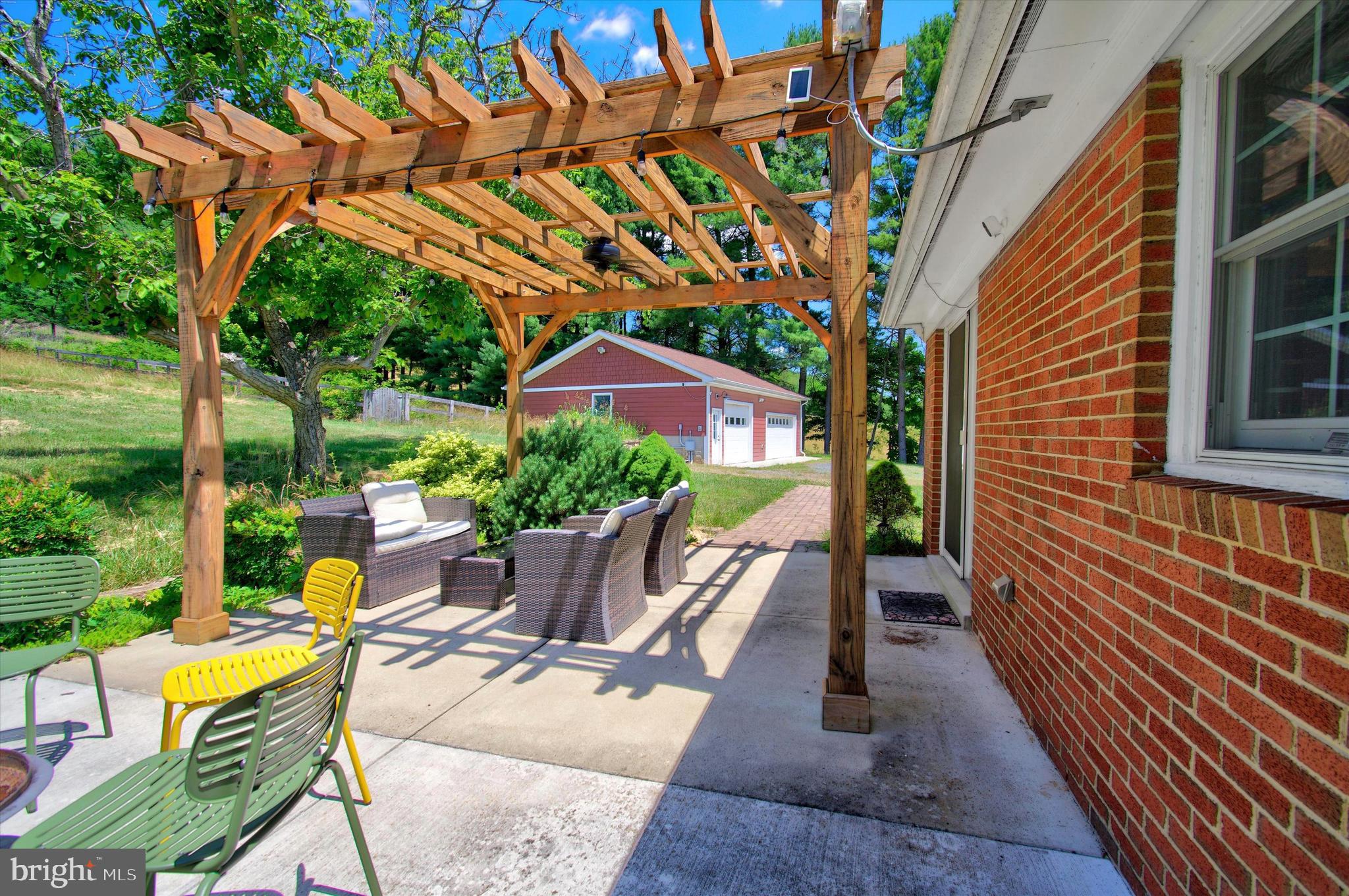 BETWEEN HILLS - Residential