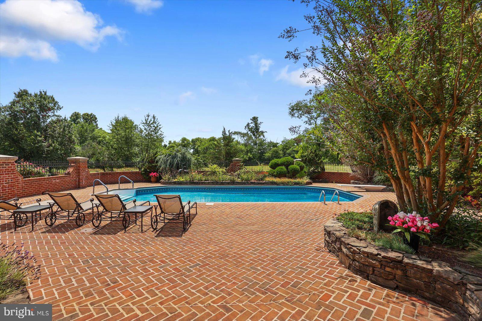 THORNHILL - Residential