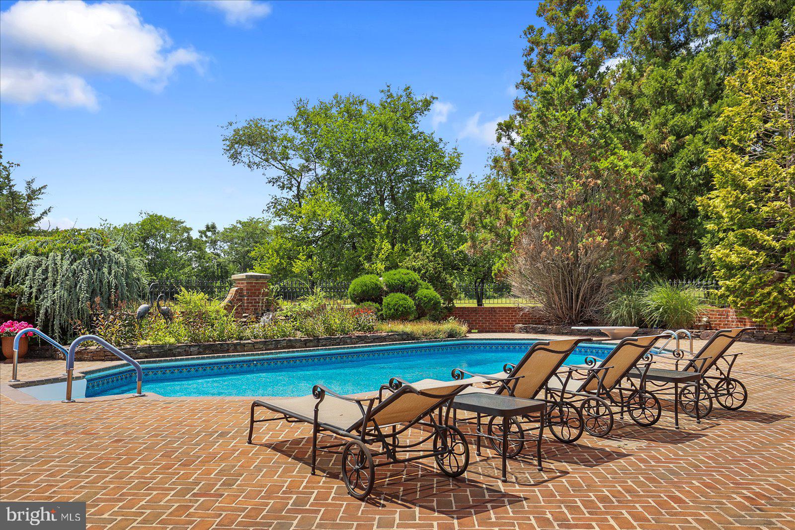THORNHILL - Residential