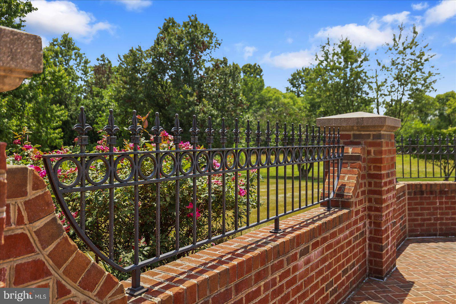 THORNHILL - Residential