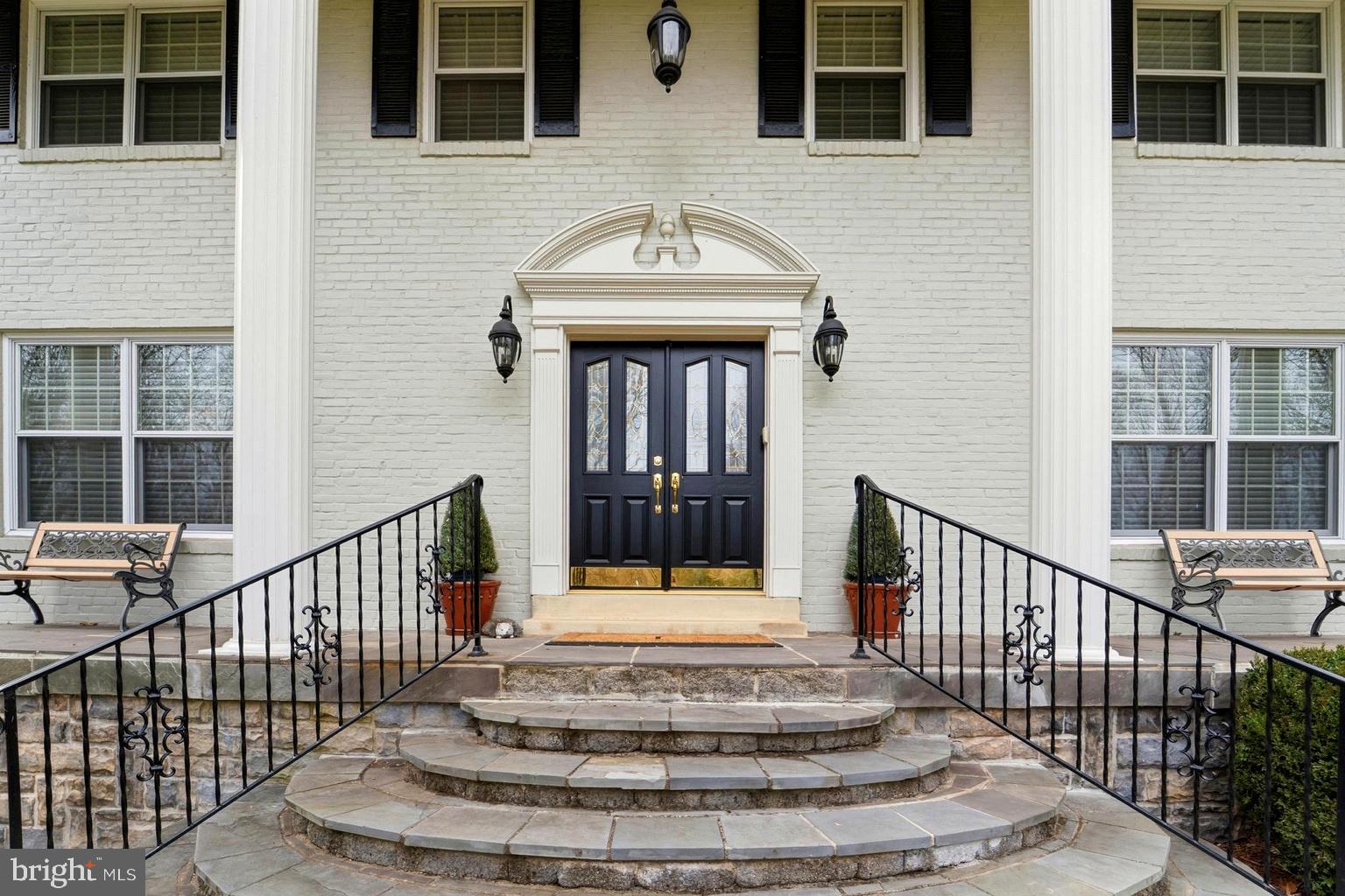 RIVERSIDE MANOR - Residential