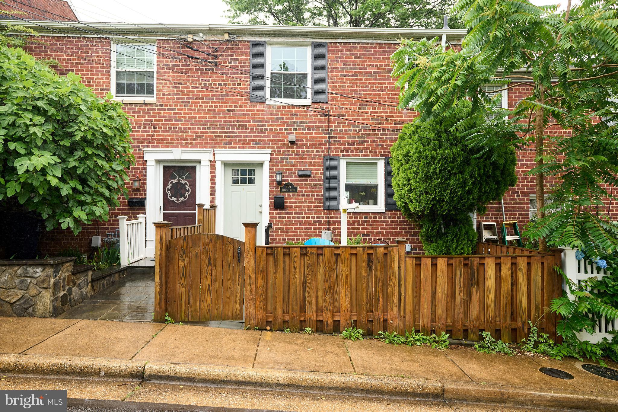 Beautiful townhome in Del Ray.  Walking distance to shops, restaurants , library and everything that Del Ray has to offer.  Walking distance to Hops N Shine!!!! 
Very close commute to Pentagon and other military bases.
3 bedrooms and 2.5 bathrooms. Perfect condition. Beautiful , renovated kitchen,  large basement ! Stainless steel appliances!
Public swimming pool and park at the end of the street !
PETS case by case, please call or text before applying