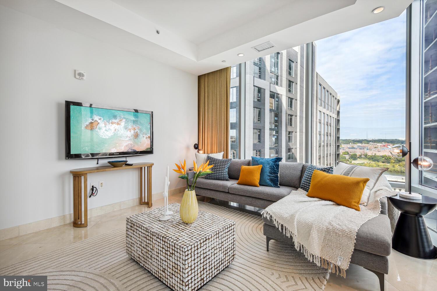 TURNBERRY TOWER - Residential