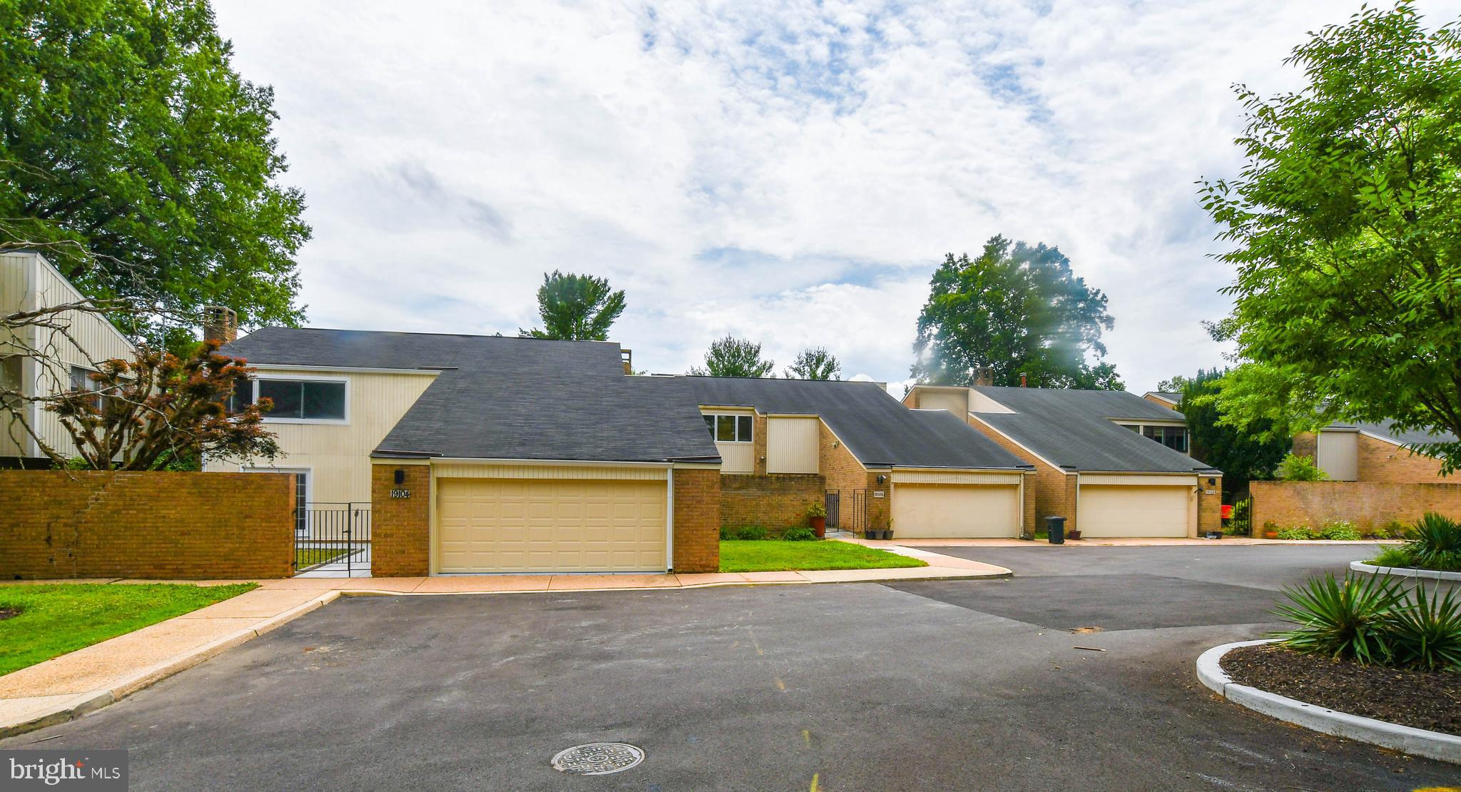 COURTS OF WHETSTONE - Residential