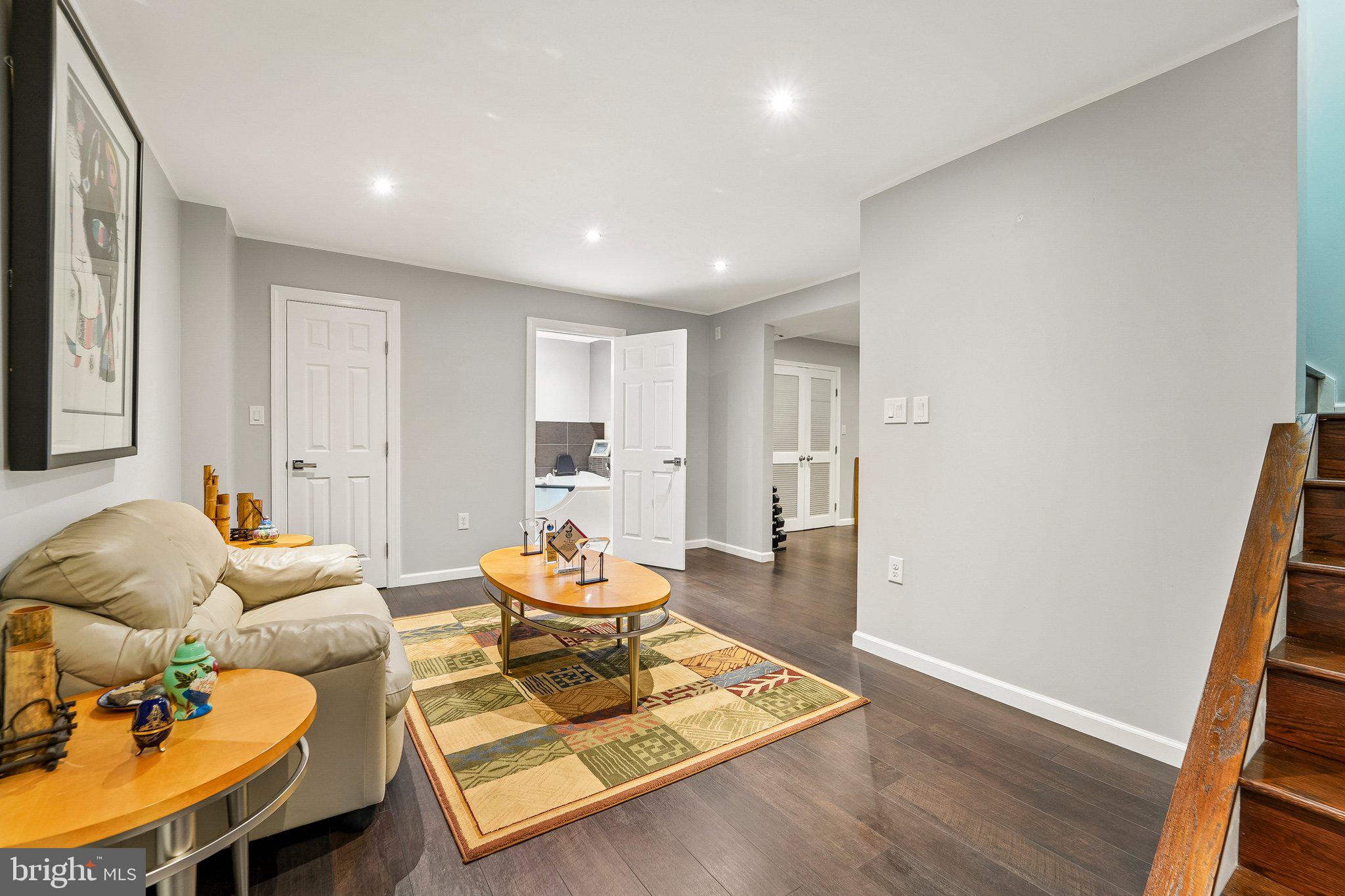 NAPLES MANOR - Residential