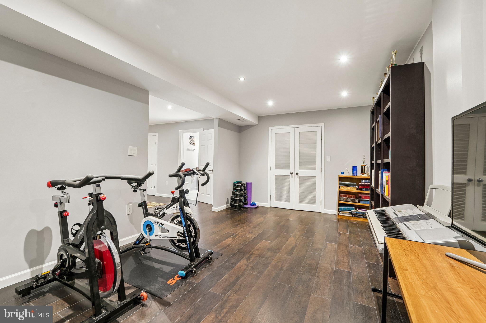 NAPLES MANOR - Residential