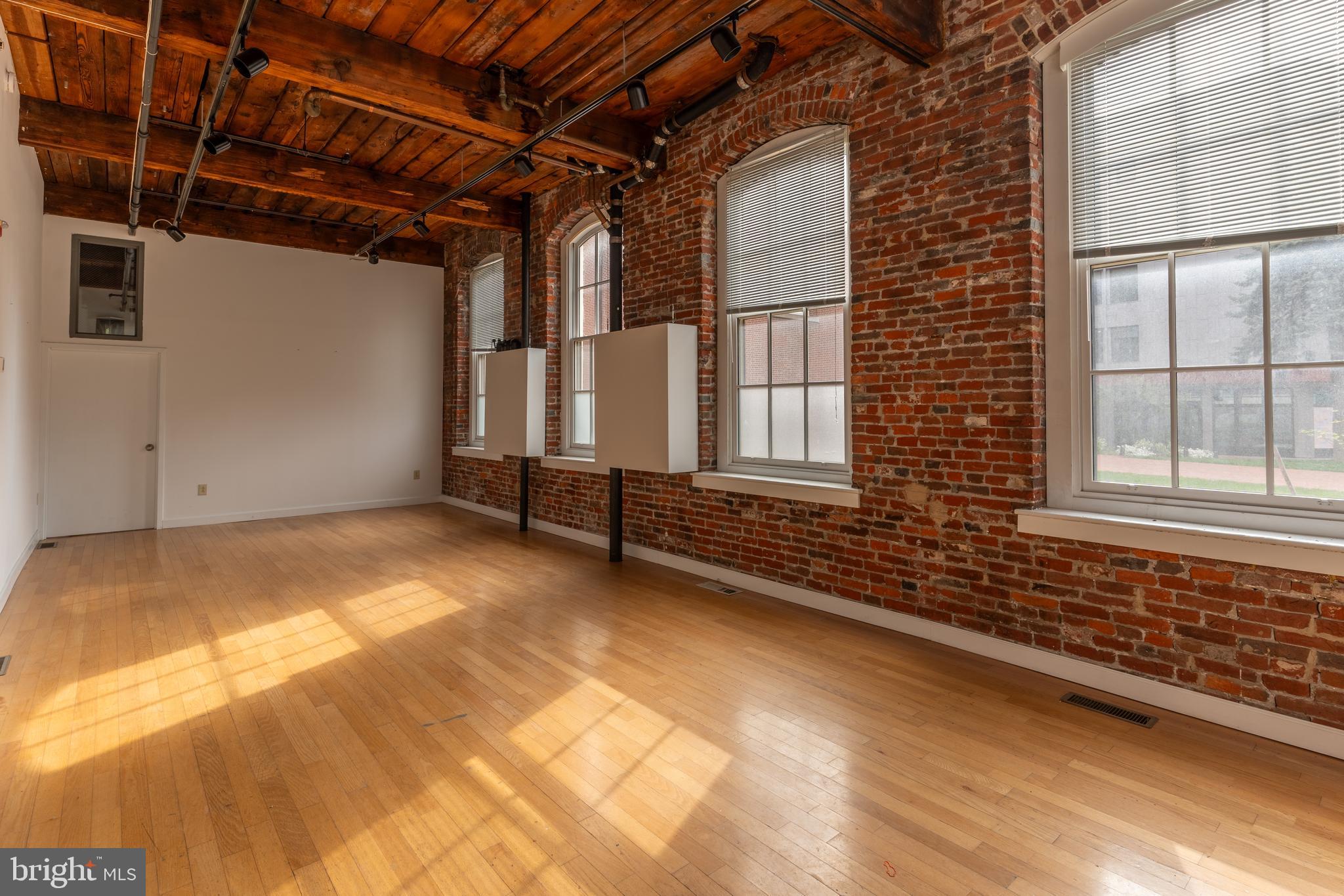 OLD CITY - Commercial Sale