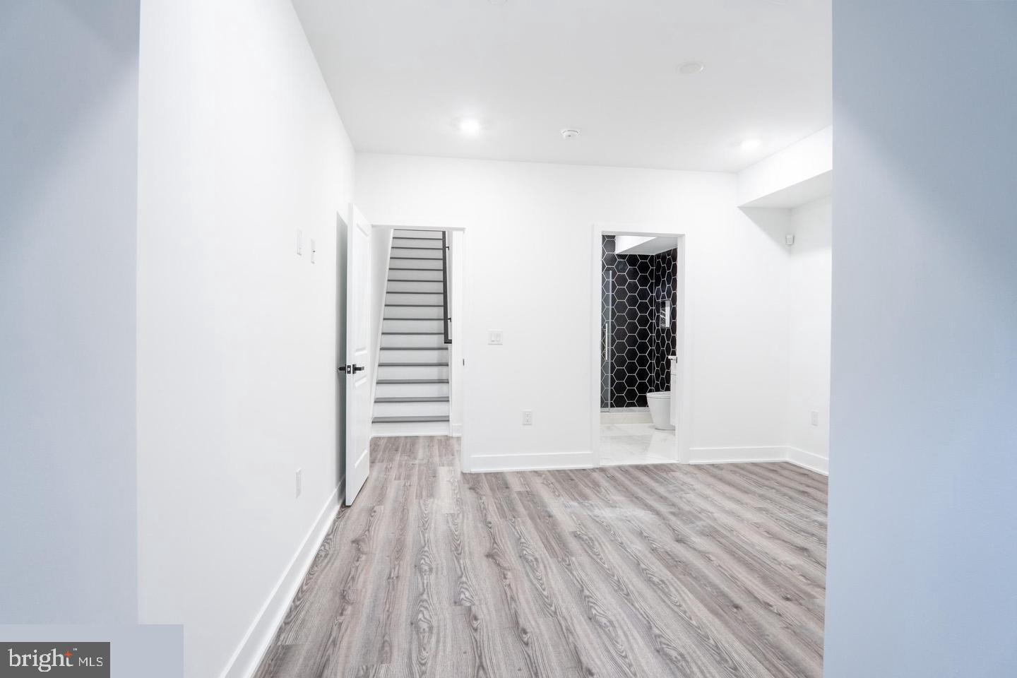 UNIVERSITY CITY - Residential Income
