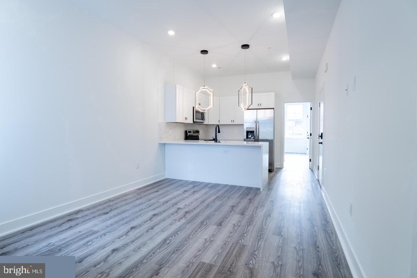 UNIVERSITY CITY - Residential Income