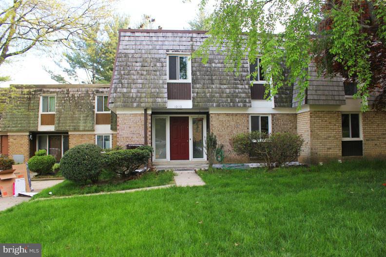 Corporate Relo Seller, contact LA w ?s- Great townhouse for the price, you need to see this one.  Updated foyer and half bath, updates master bath, updates windows throughout.  Huge Master full of light, large bedrooms.  Walkout lower level with bedroom.  All of this minutes to shopping, 270, and the ICC.