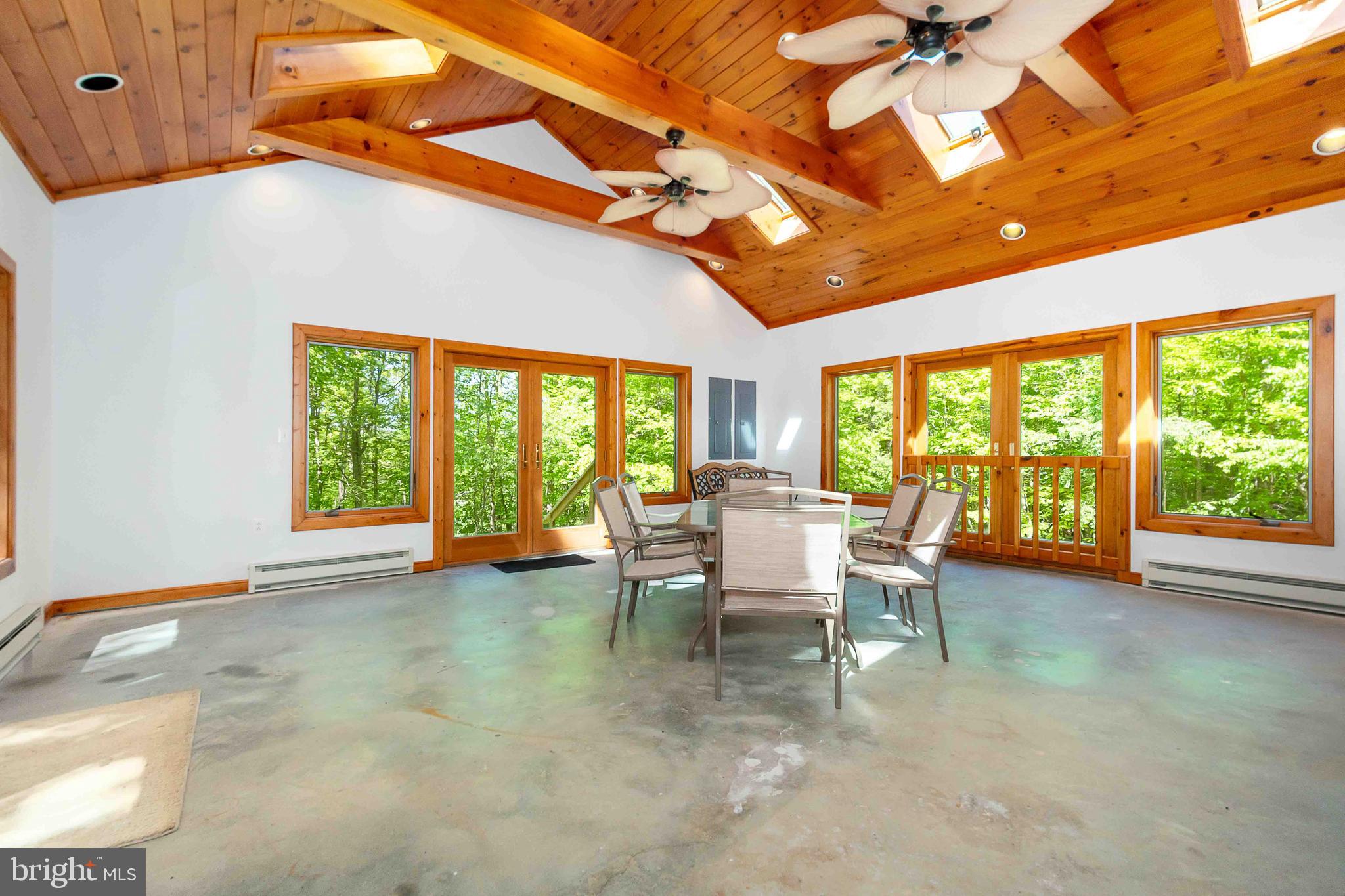 WOODLANDS HILL - Residential