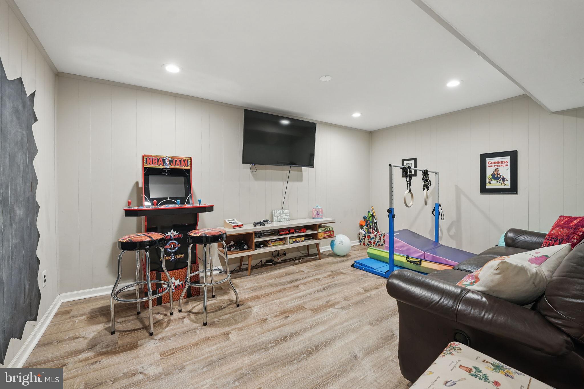 LAKE BRADDOCK - Residential