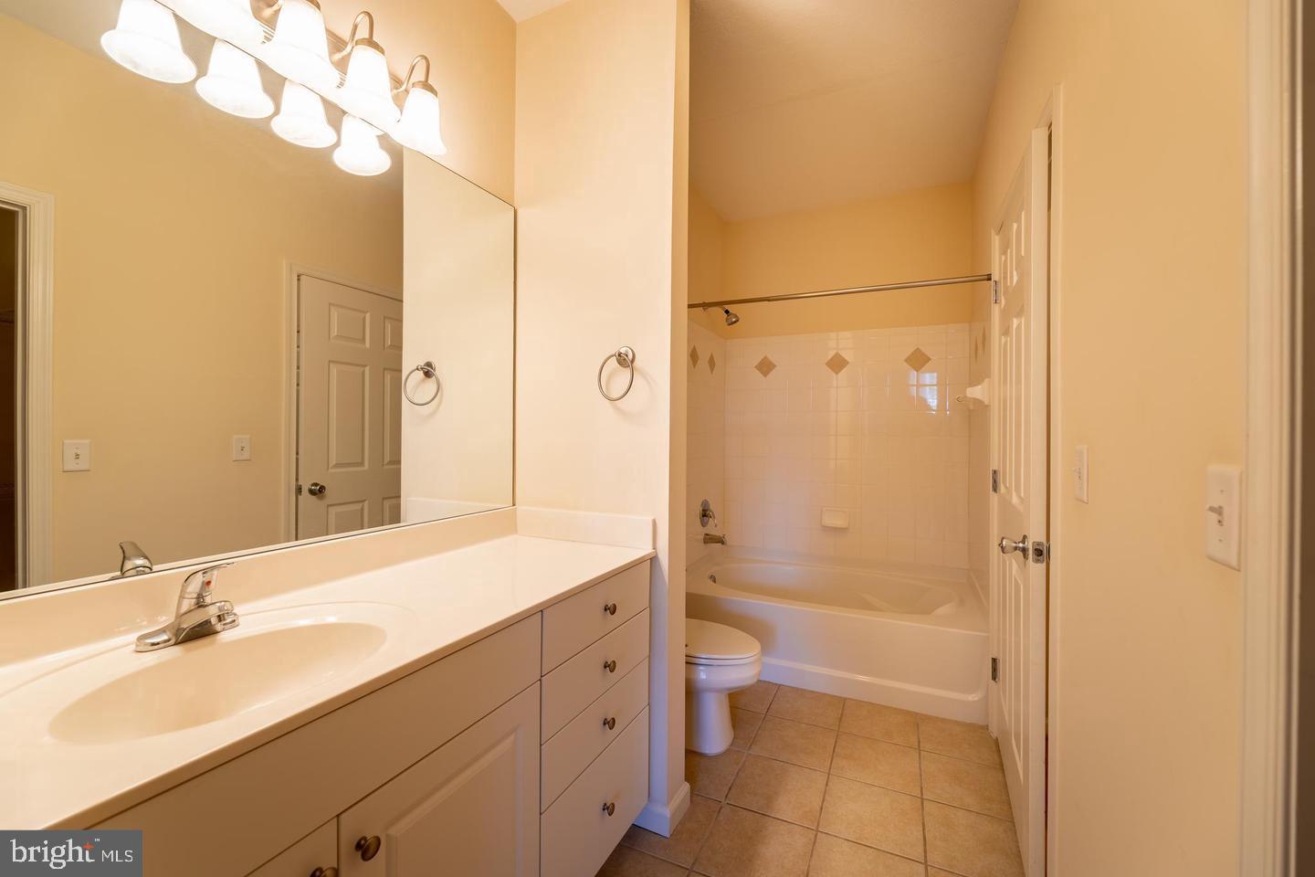 THE COLONNADE AT KENTLANDS - Residential Lease