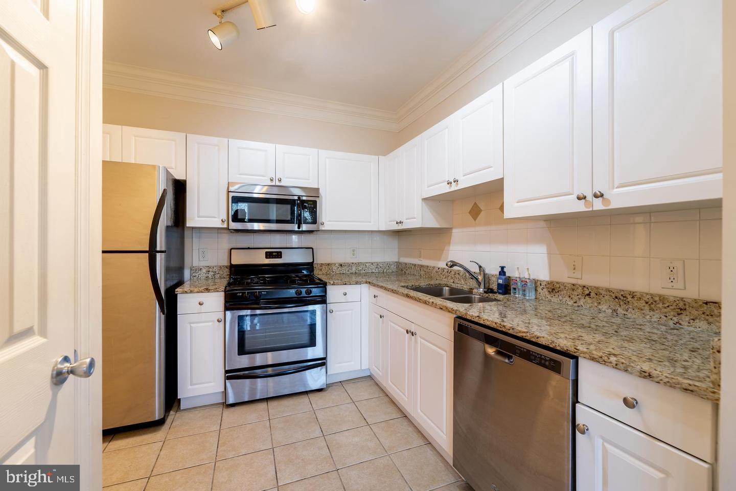 THE COLONNADE AT KENTLANDS - Residential Lease