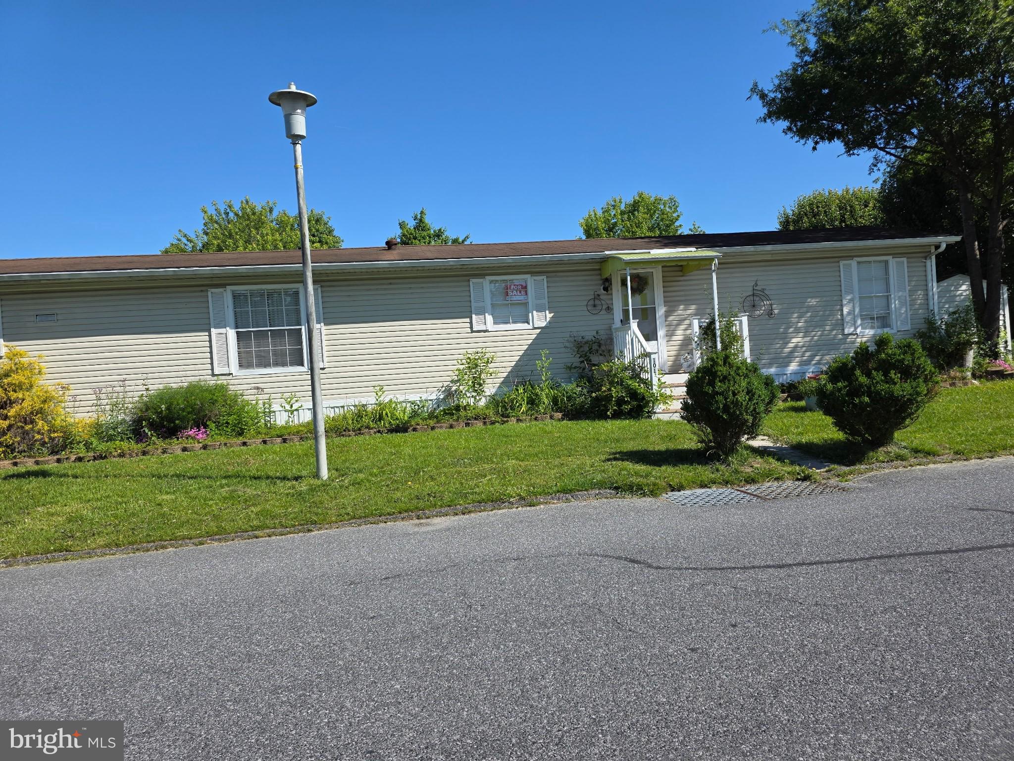 2-bedroom, 1 full bathroom home in the sought-after Peppermint Woods Community. Priced to go fast! This home offers tons of potential for the right buyer. The home needs renovations and Repairs. The home is being sold as-is. Buyer to apply with the community. 1 pet breed-specific allowed. Lot rent: $1,115.00+ trash $30.96 + water/sewer usage.