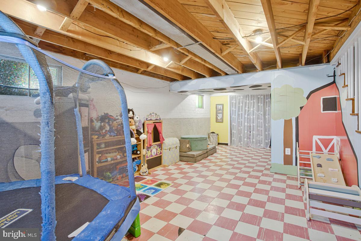 ROBSHIRE MANOR - Residential