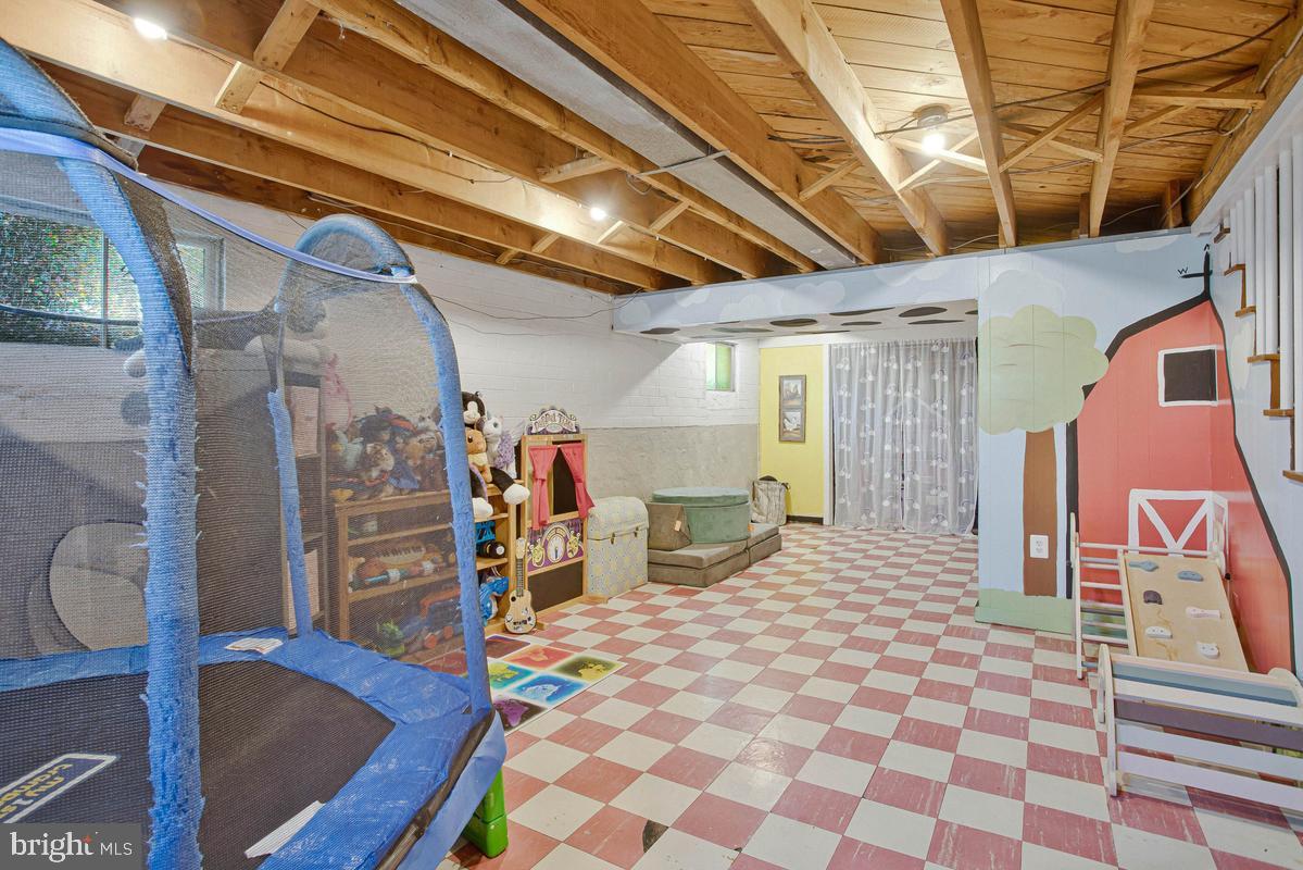 ROBSHIRE MANOR - Residential