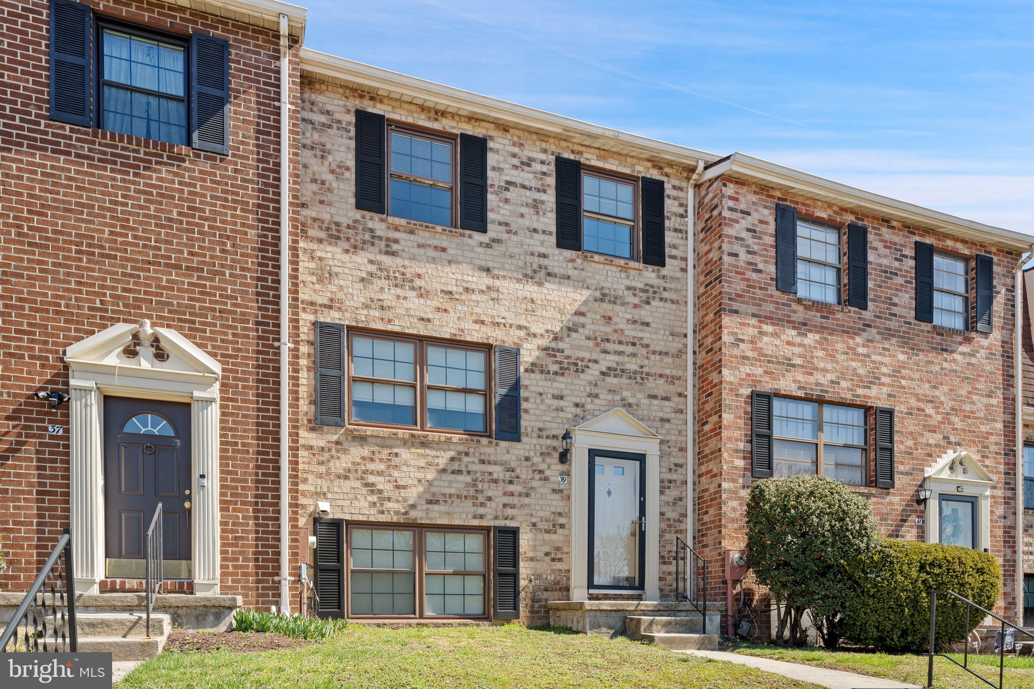 ONE OF THE  LARGEST MODEL TOWN HOME WITH 4 BED ROOMS AND 2 FULL AND I HALF BATH AT BROADFIELD COMMUNITY.NEW CARPET & LAMINATED FLOORING.ALL NEW APPLIANCES, CENTRAL AIR, FINISHED BASEMENT WITH ONE BEDROOM & HALF BATH, WOODEN FIRE PLACE, NEW  GRANITE COUNTERTOPS IN THE KITCHEN, FENCED BACKYARD. EASY TO SHOW.