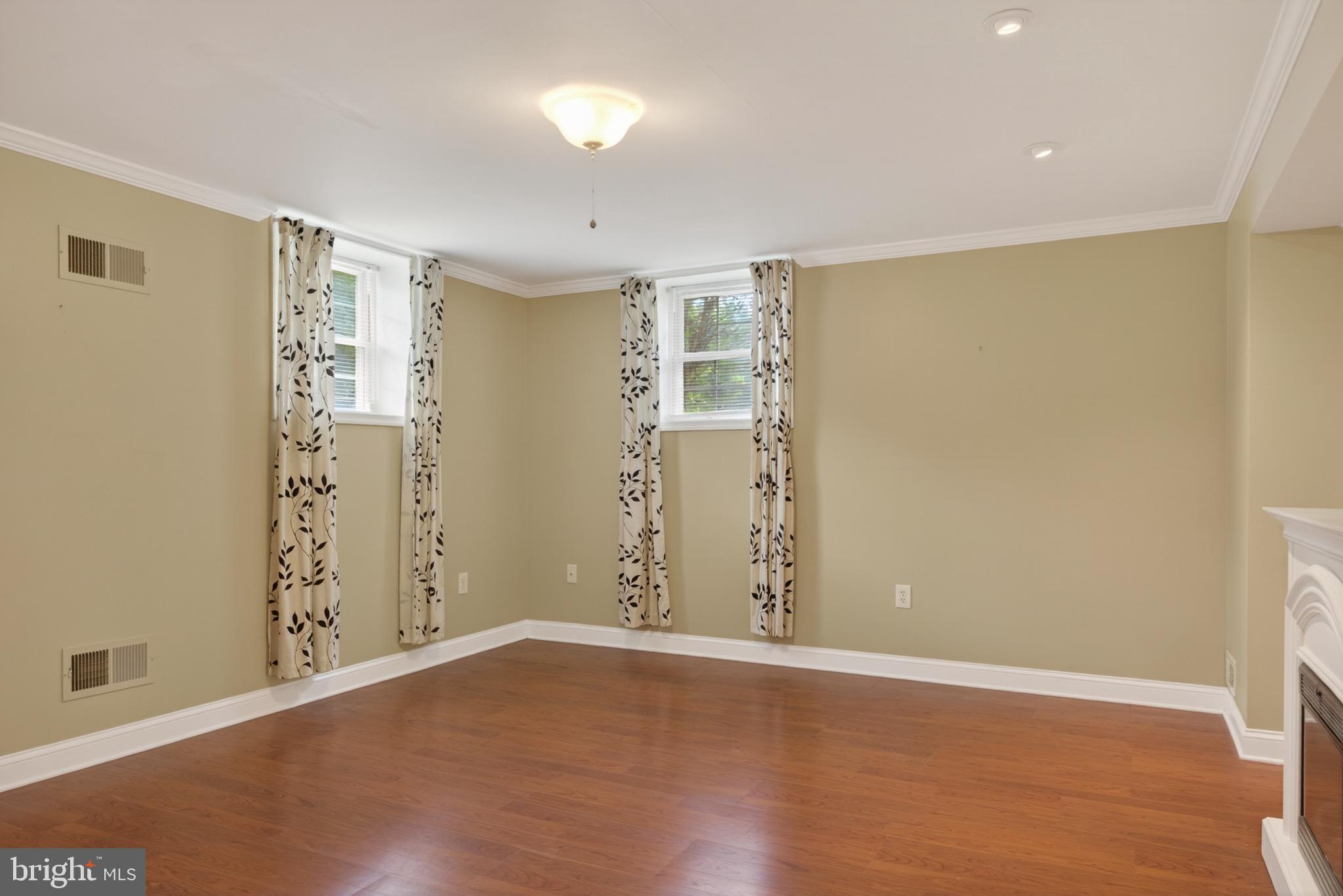 SHERMAN OAKS - Residential