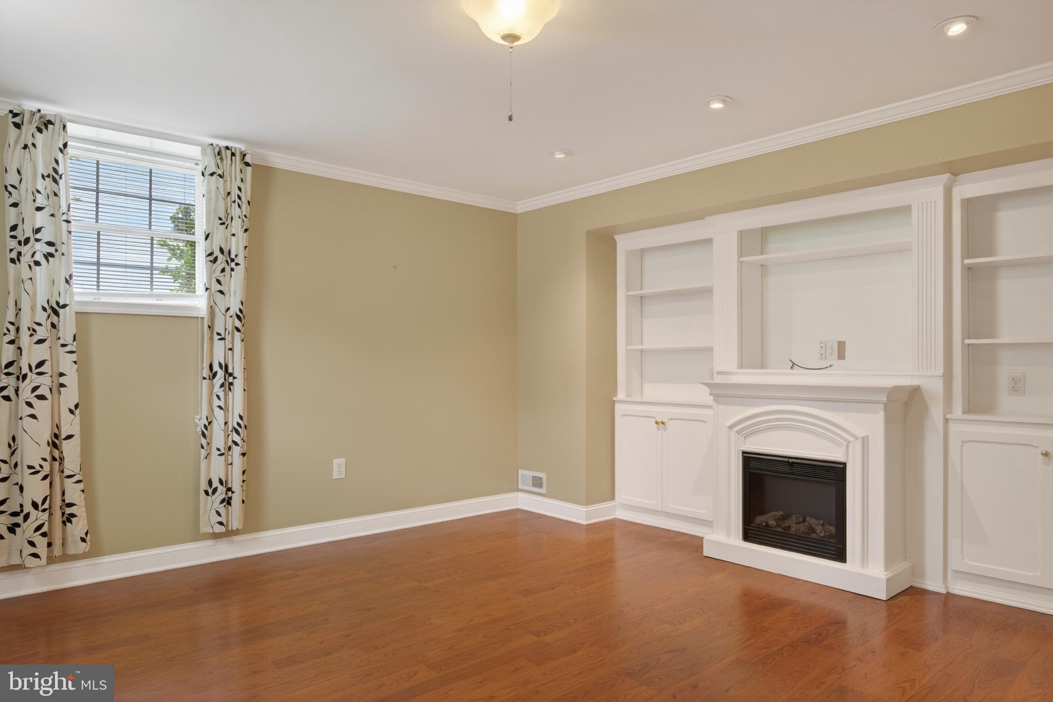 SHERMAN OAKS - Residential
